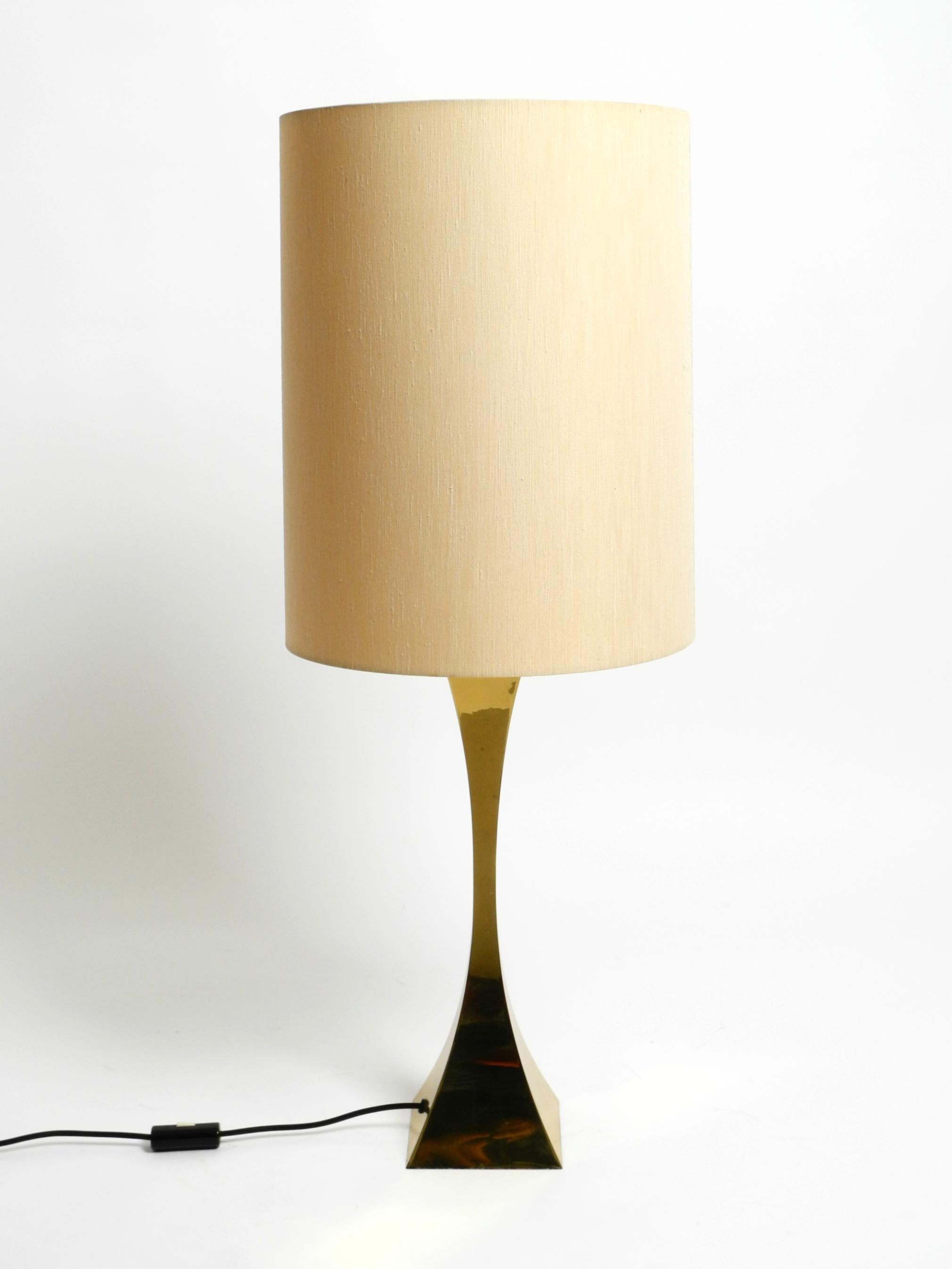Gran lámpara de sobremesa de latón de los años 70 de A. Tonello and A. Montagna Grillo para High Society Italia Italiano en venta