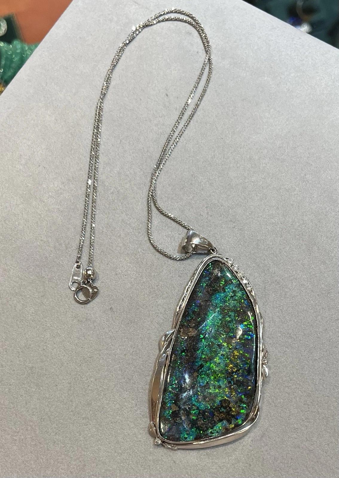 Collana con ciondolo grande Boulder Opale e diamanti in platino

Il Ciondolo con Opale Boulder e Diamanti presenta un'Opale Boulder di grandi dimensioni, del peso di 72,85 carati, incastonata in platino e impreziosita da diamanti rotondi