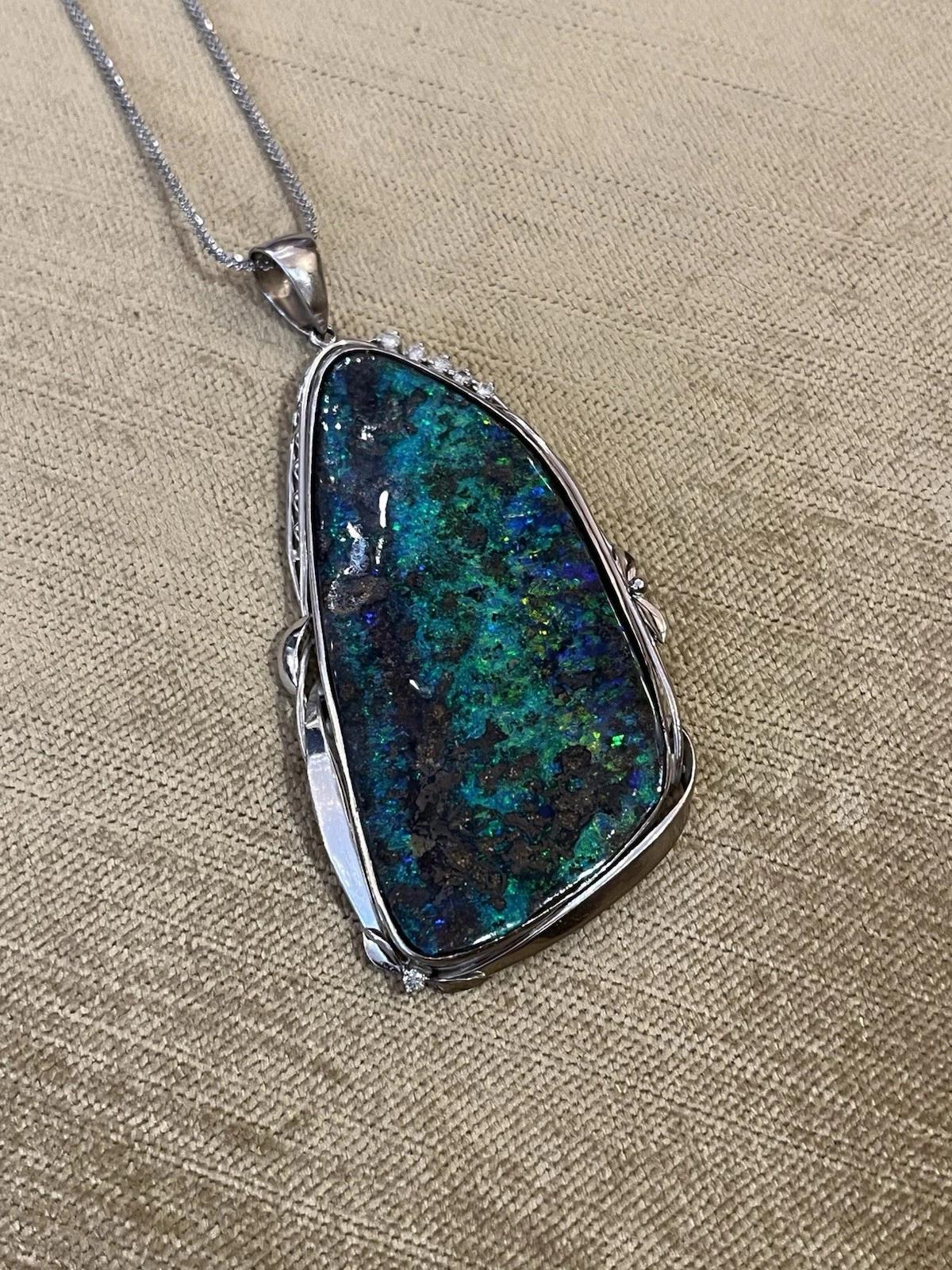 Taglio rotondo Collana con ciondolo Boulder Opale e Diamante grande da 72,85 ct in platino in vendita