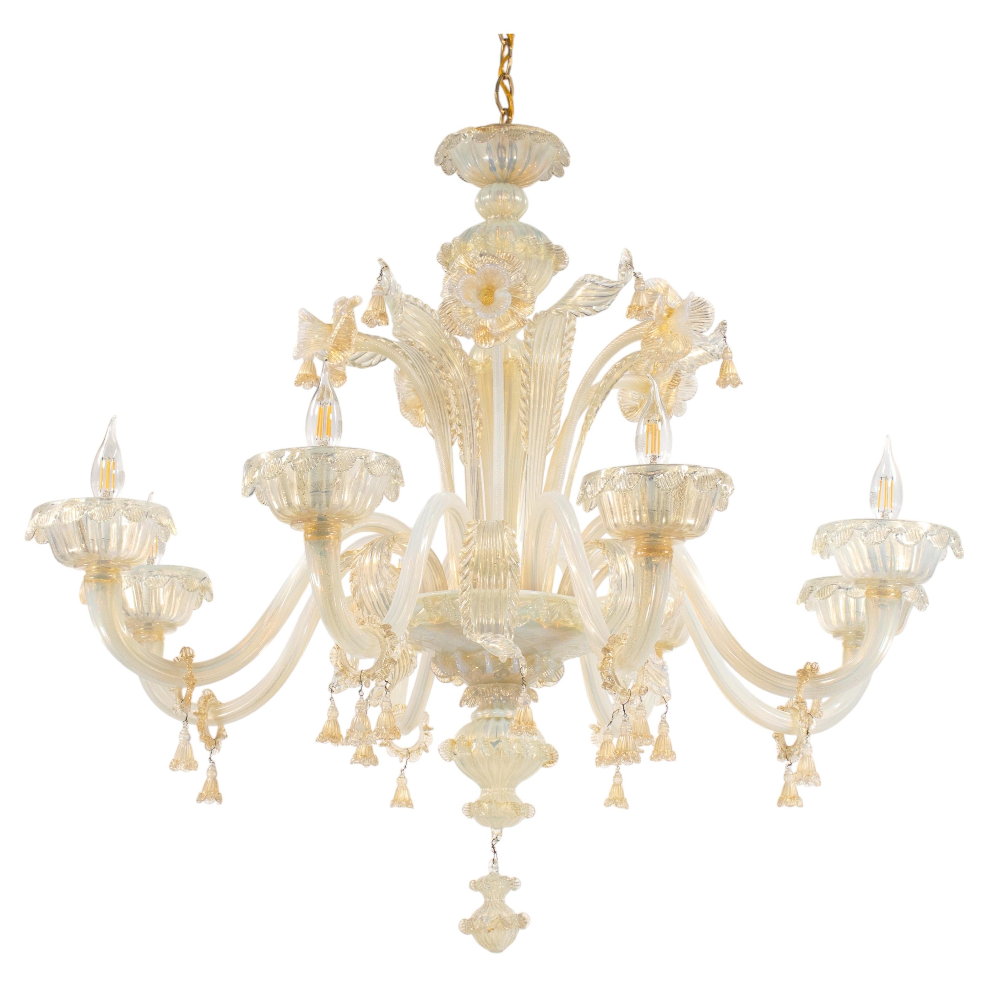 Grande lampadario di Murano in opalina con infusioni d’oro, stile Ca’ Rezzonico, a 8 bracci