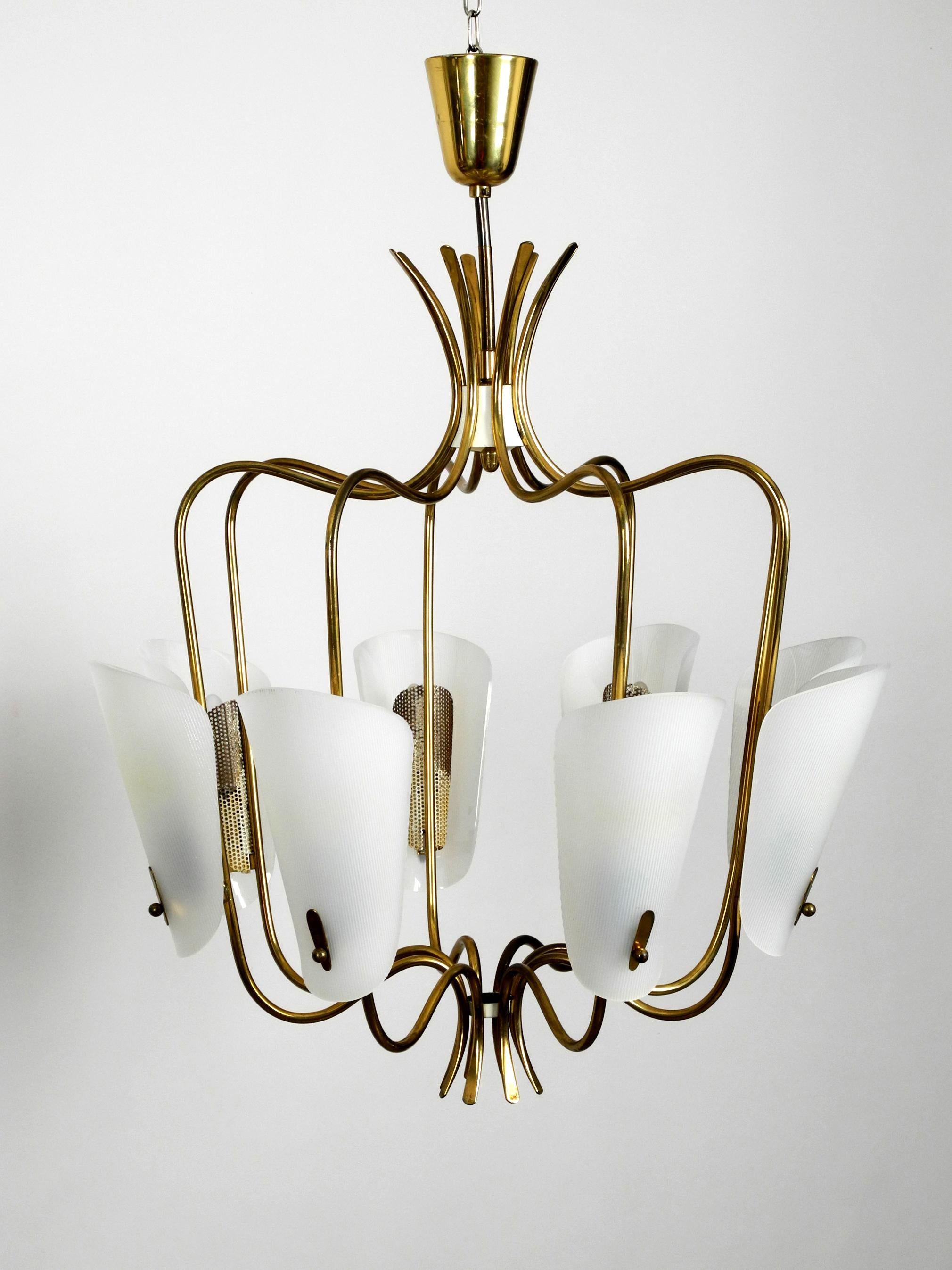 Large 8-Arm Mid-Century Modern Brass Chandelier with Large Plexiglass Shades In Good Condition For Sale In München, DE