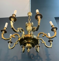 Grand lustre en bronze ciselé à 8 branches de style Louis XVI par Lucien