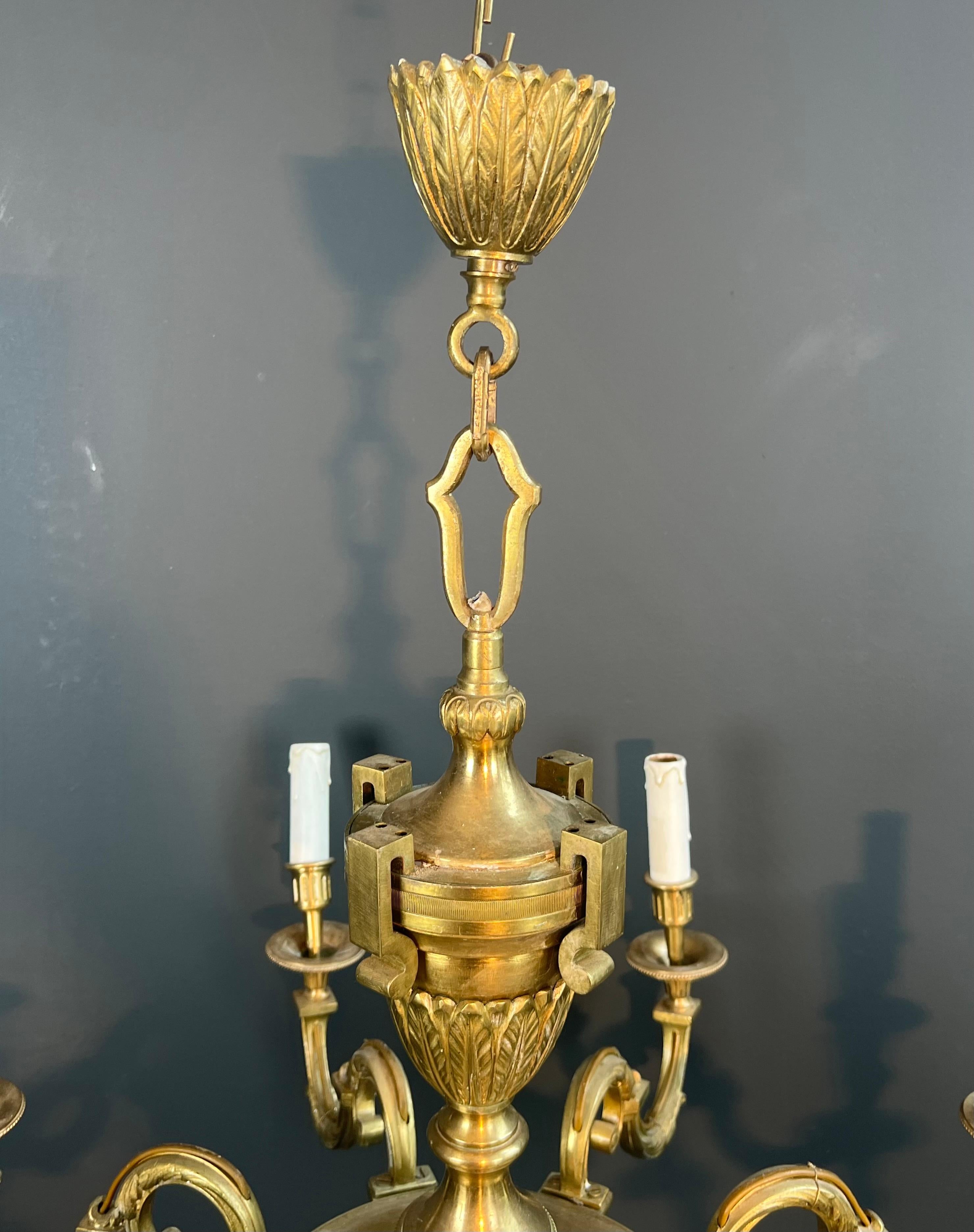 Large 8 Arms Chiseled Bronze Chandelier in the Style of Louis the 16th by Lucien In Good Condition For Sale In Marcq-en-Barœul, Hauts-de-France