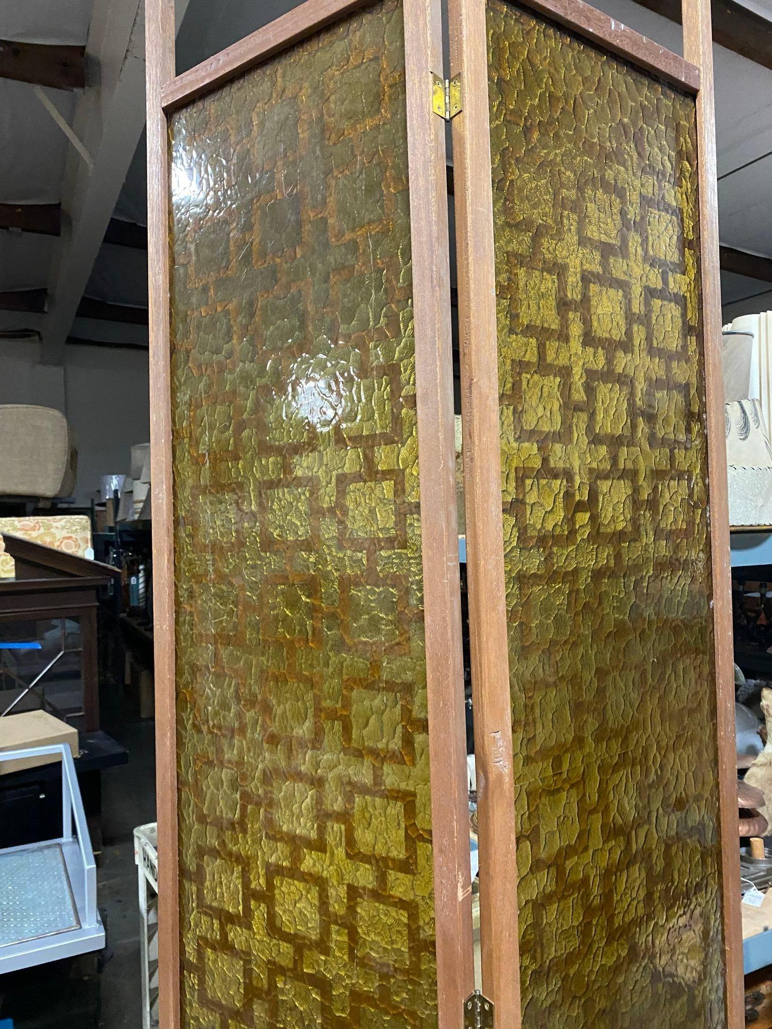 Großer 8 Fuß großer klappbarer Raumteiler aus der Mitte des Jahrhunderts mit 4 Tafeln und gelben Acrylplatten (Mitte des 20. Jahrhunderts) im Angebot