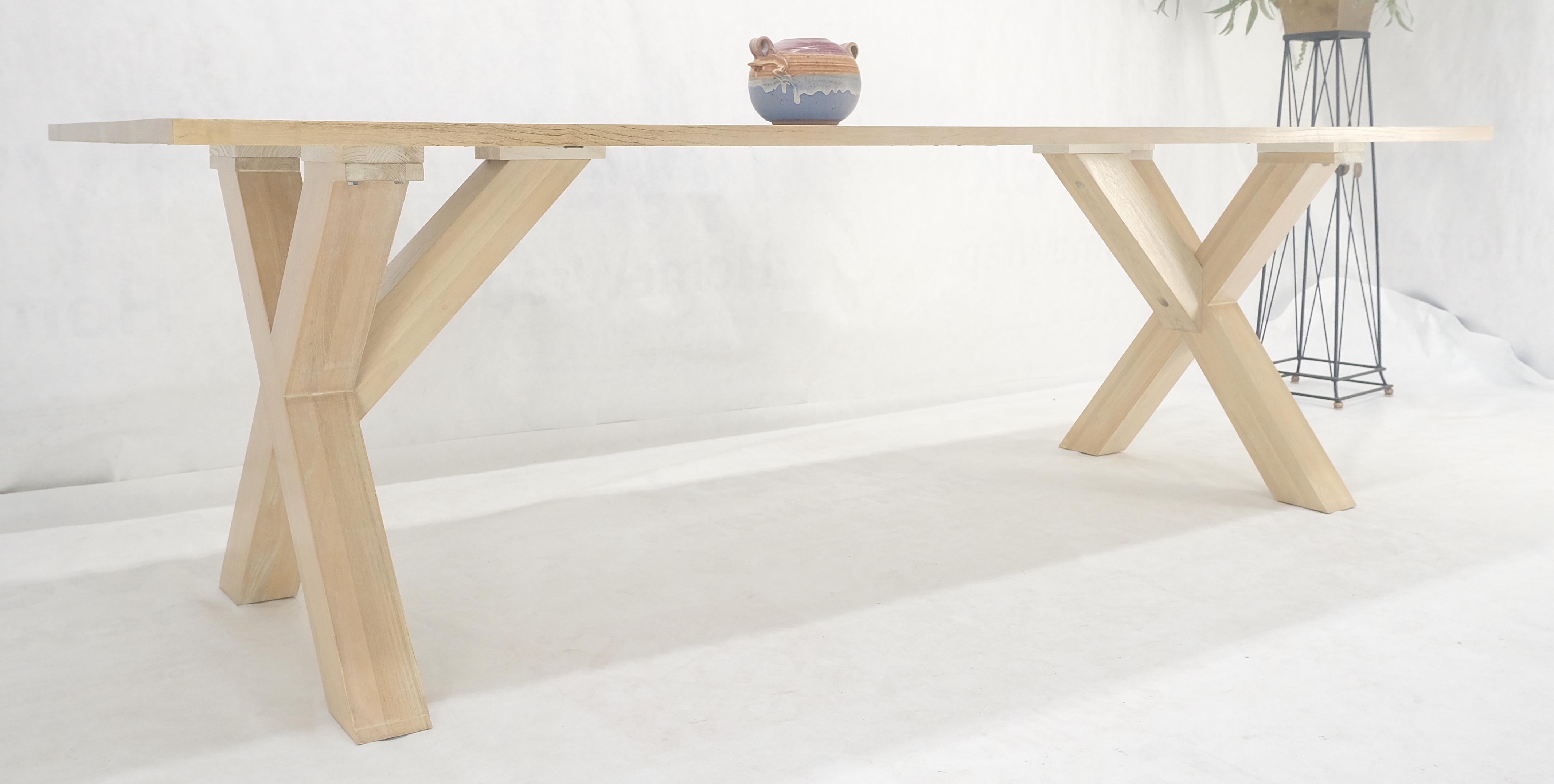 Grande table de salle à manger 8' Long Lime White Washed Solid Chestnut Massive X Bases MINT en vente 1