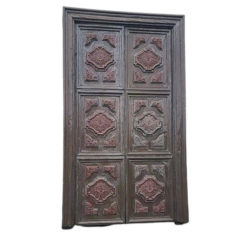 Grandi porte interne a due battenti in noce rivestite in bronzo da 8', fissate al telaio originale e caratterizzate da molteplici modanature a corona in stile mediterraneo lungo la parte anteriore di ciascuna porta.

Porte su telaio: H. H. X L.