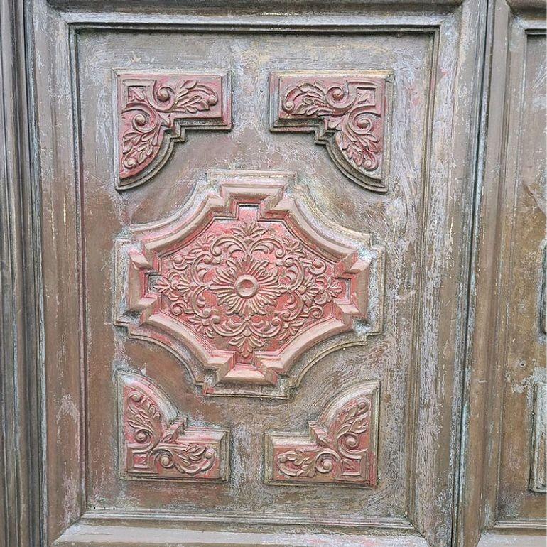 Americano Grandi porte mediterranee da 8' con modanature in bronzo rivestite in noce a due ante in vendita