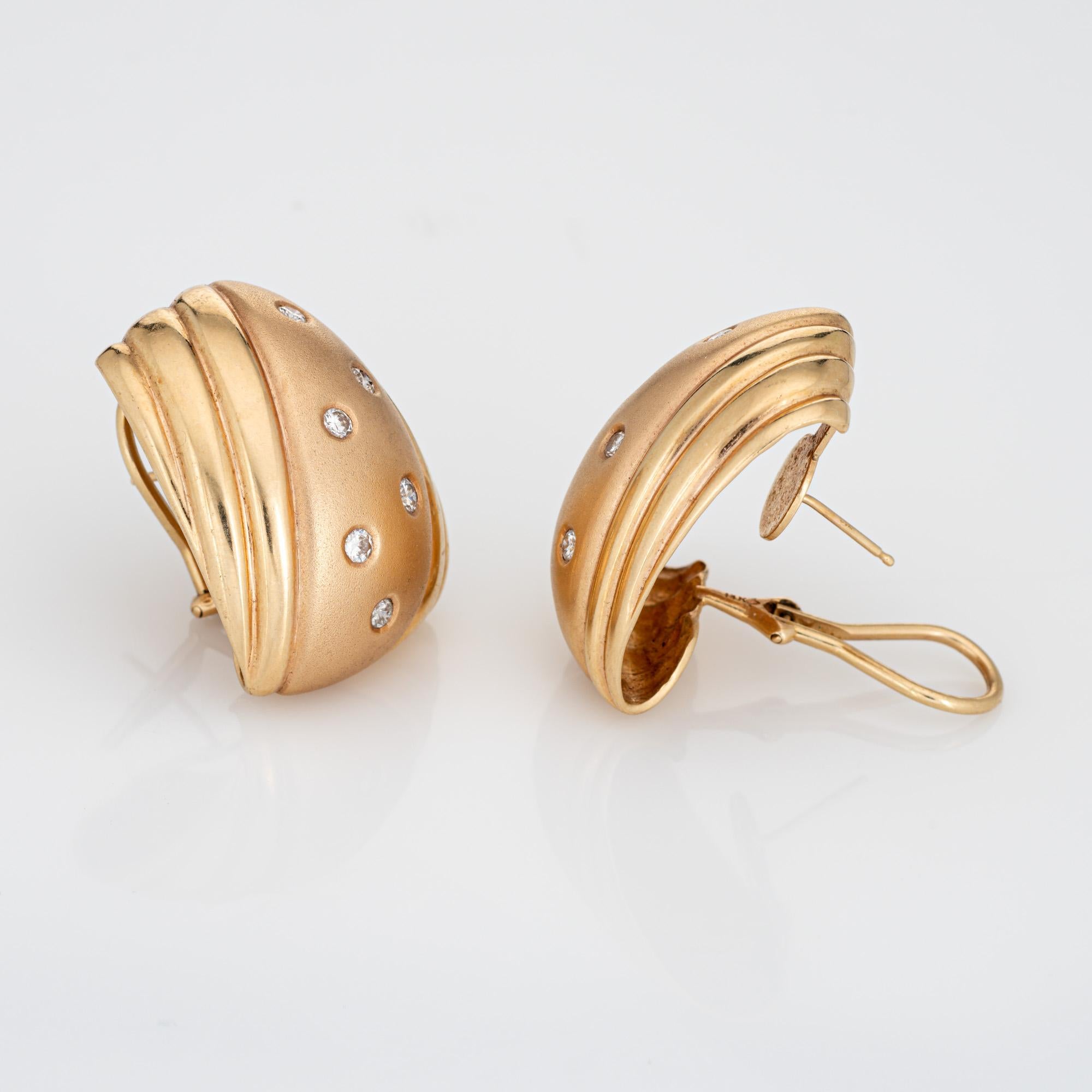 Elegante par de grandes pendientes vintage de diamantes elaborados en oro amarillo de 14k (hacia la década de 1980). 

Los diamantes suman un total estimado de 0,25 quilates (claridad estimada VS2-SI2). 

Atrevidos en estilo y escala, los pendientes