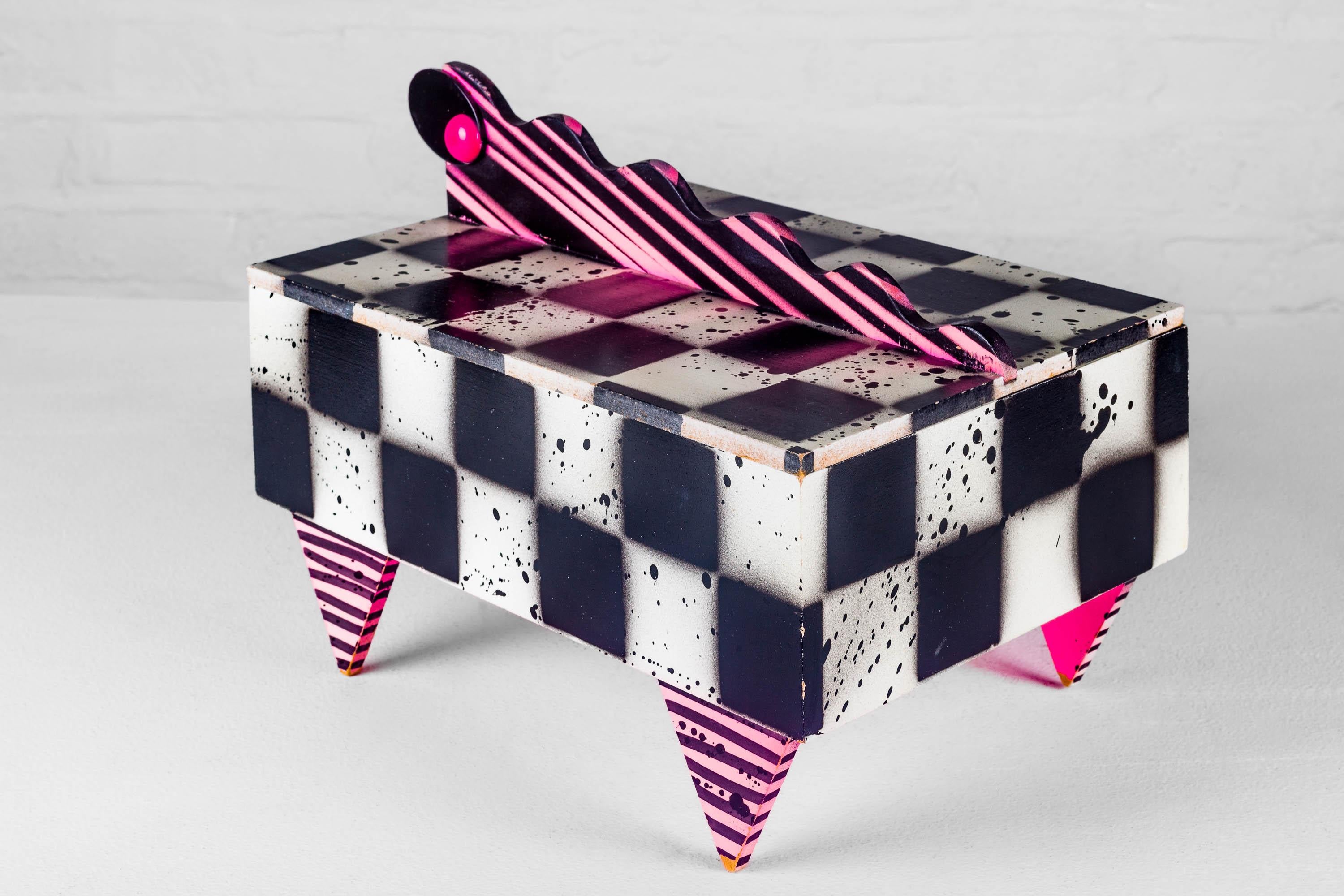 American Large 80s Lacquered Box by Hollis Fingold, Checkerboard & Neon Pink, Signed USA For Sale