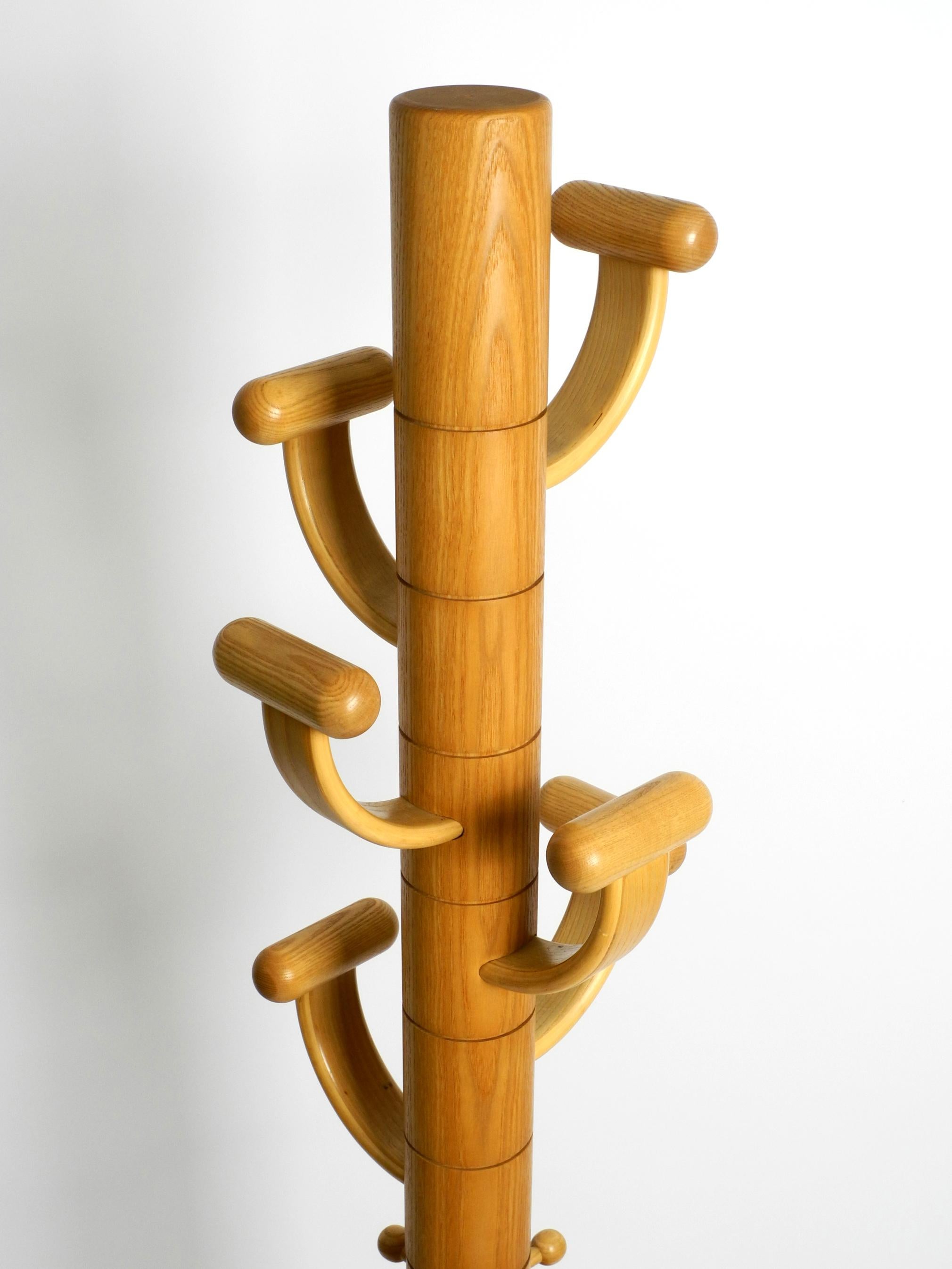 Large 80's postmodern standing coat rack made of solid oak wood from Italy In Good Condition For Sale In München, DE