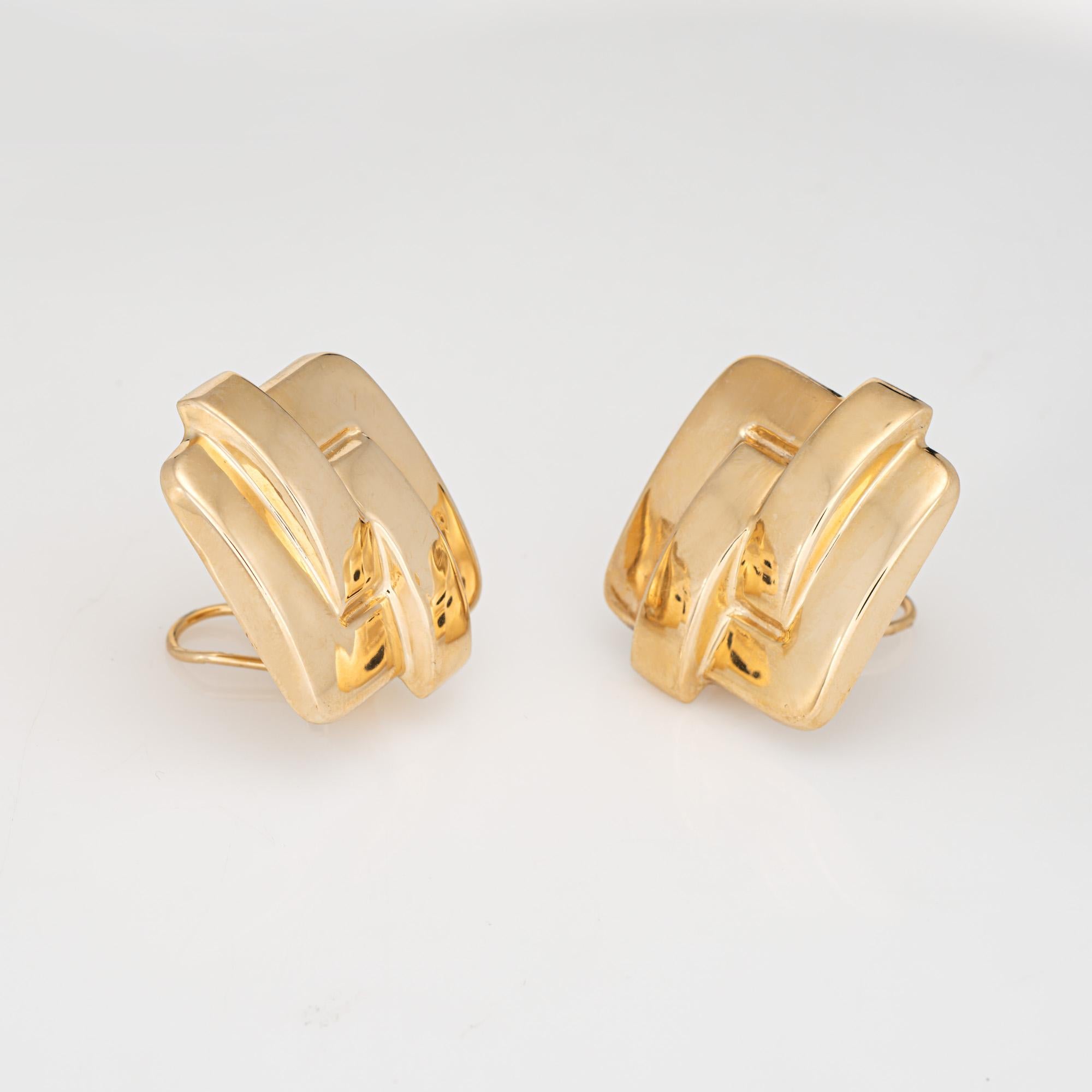 Elegantes pendientes vintage cuadrados esculpidos, elaborados en oro amarillo de 14 quilates (hacia la década de 1980).

Los pendientes cuadrados grandes presentan un diseño doble esculpido. Los pendientes huecos son ligeros al tacto (9,1 gramos) y