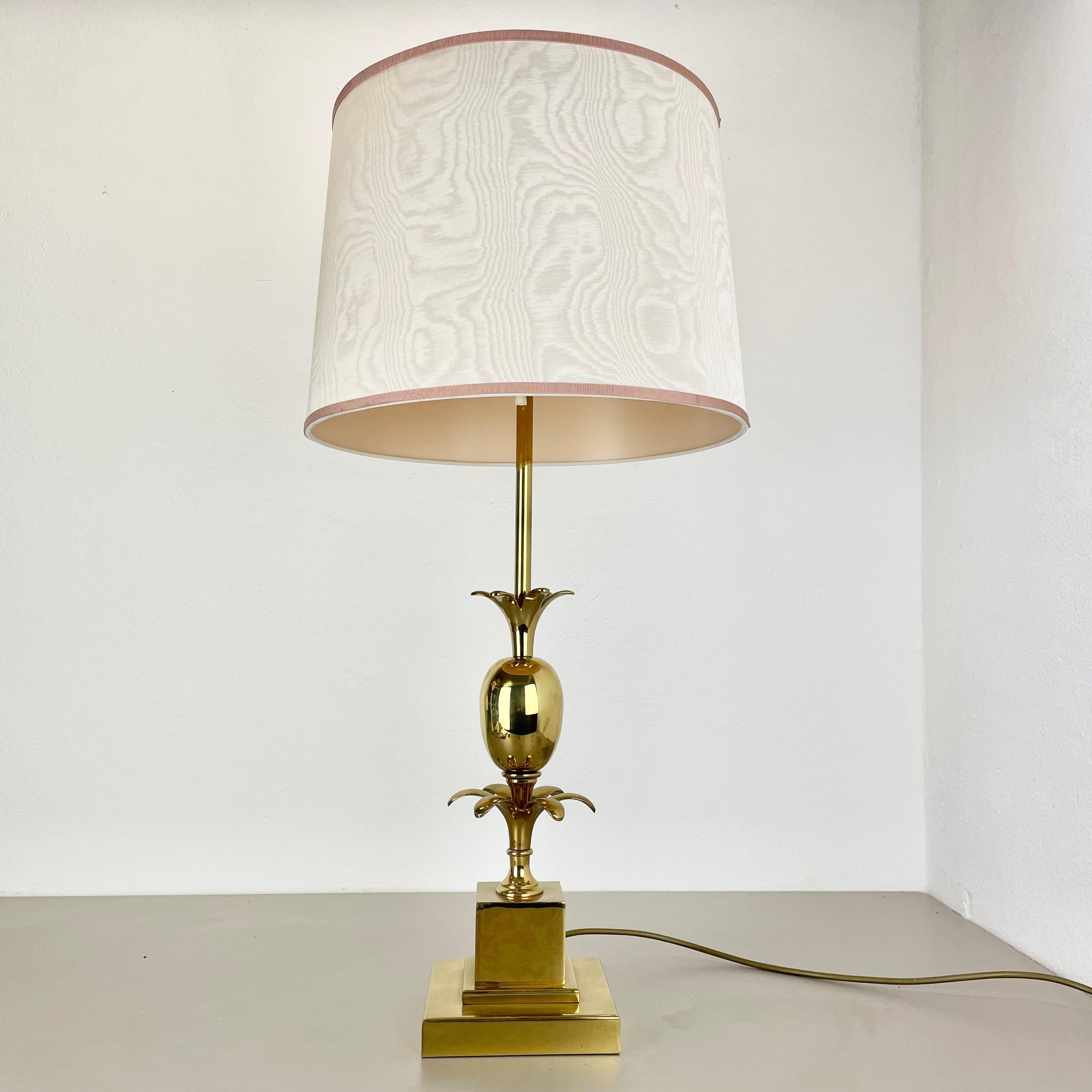 Article: unique hollywood regency table light

Origin: France

Design producer: in style of MAISON CHARLES

Material: brass, metal, fabric

Decade: 1970s

Description: This original vintage table light, was produced in the 1970s in France. it is in