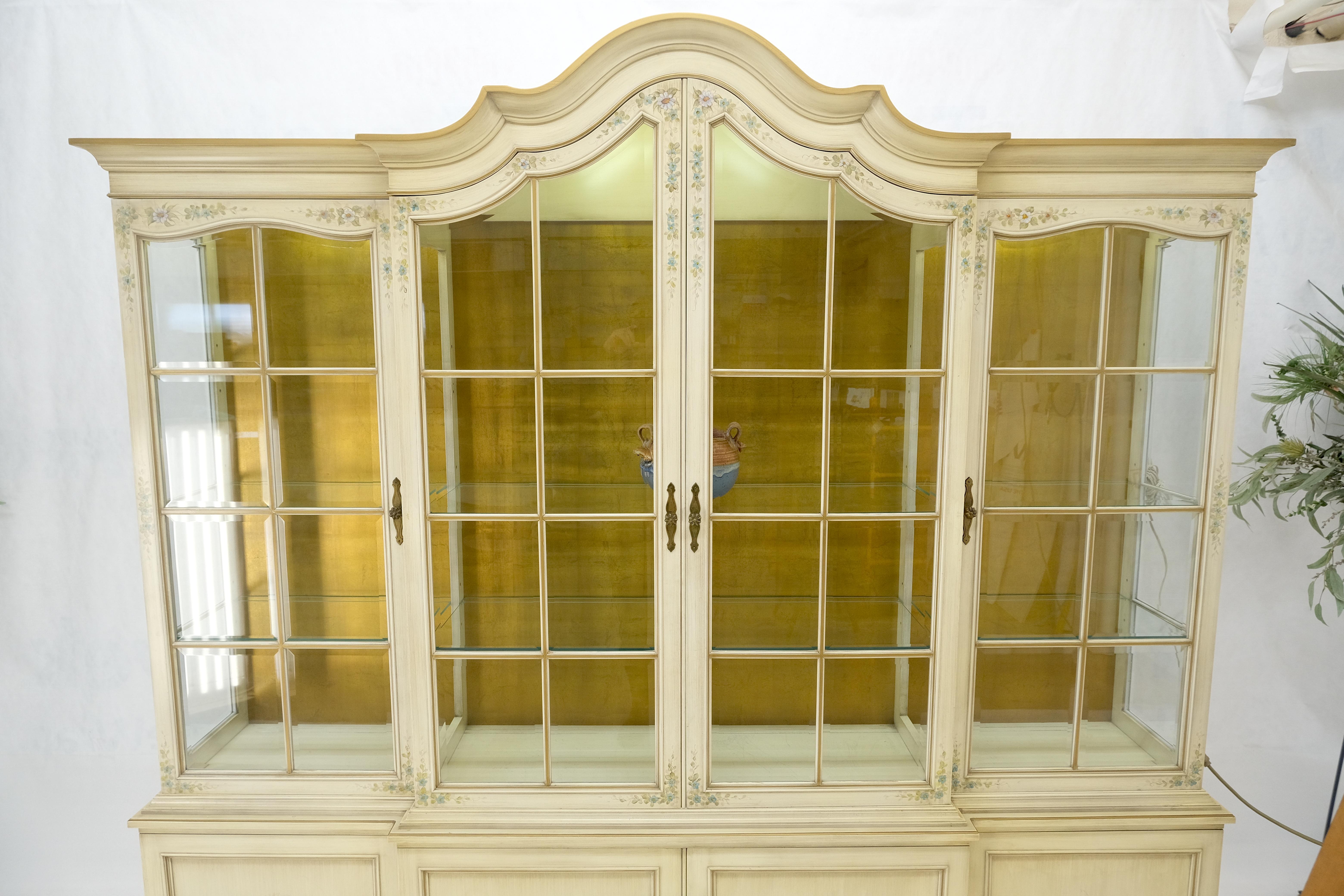 Grand meuble de rangement de 88 pouces de large en verre biseauté décoré de peintures à l'arrière en feuilles d'or en vente 2