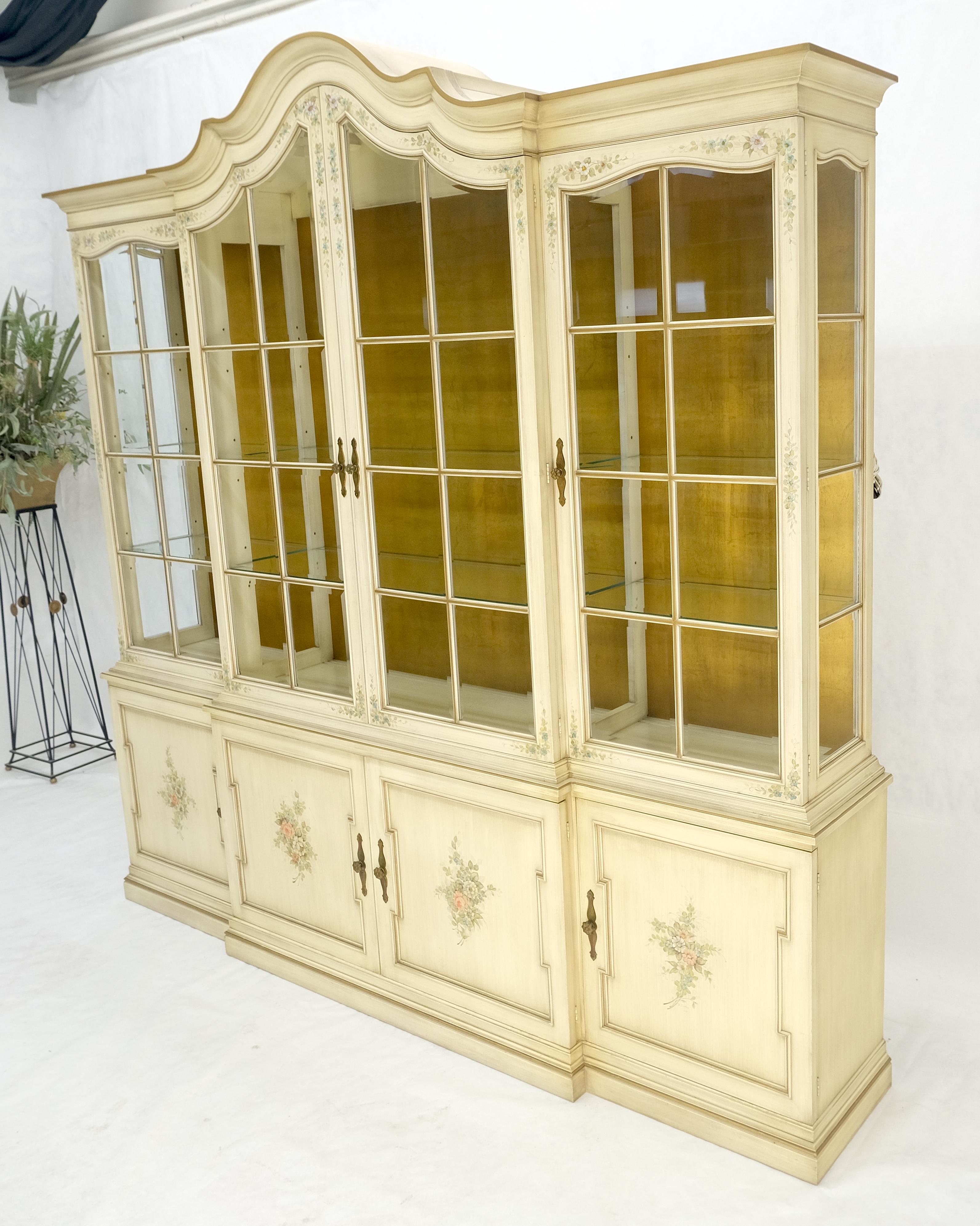 Grand meuble de rangement de 88 pouces de large en verre biseauté décoré de peintures à l'arrière en feuilles d'or en vente 3