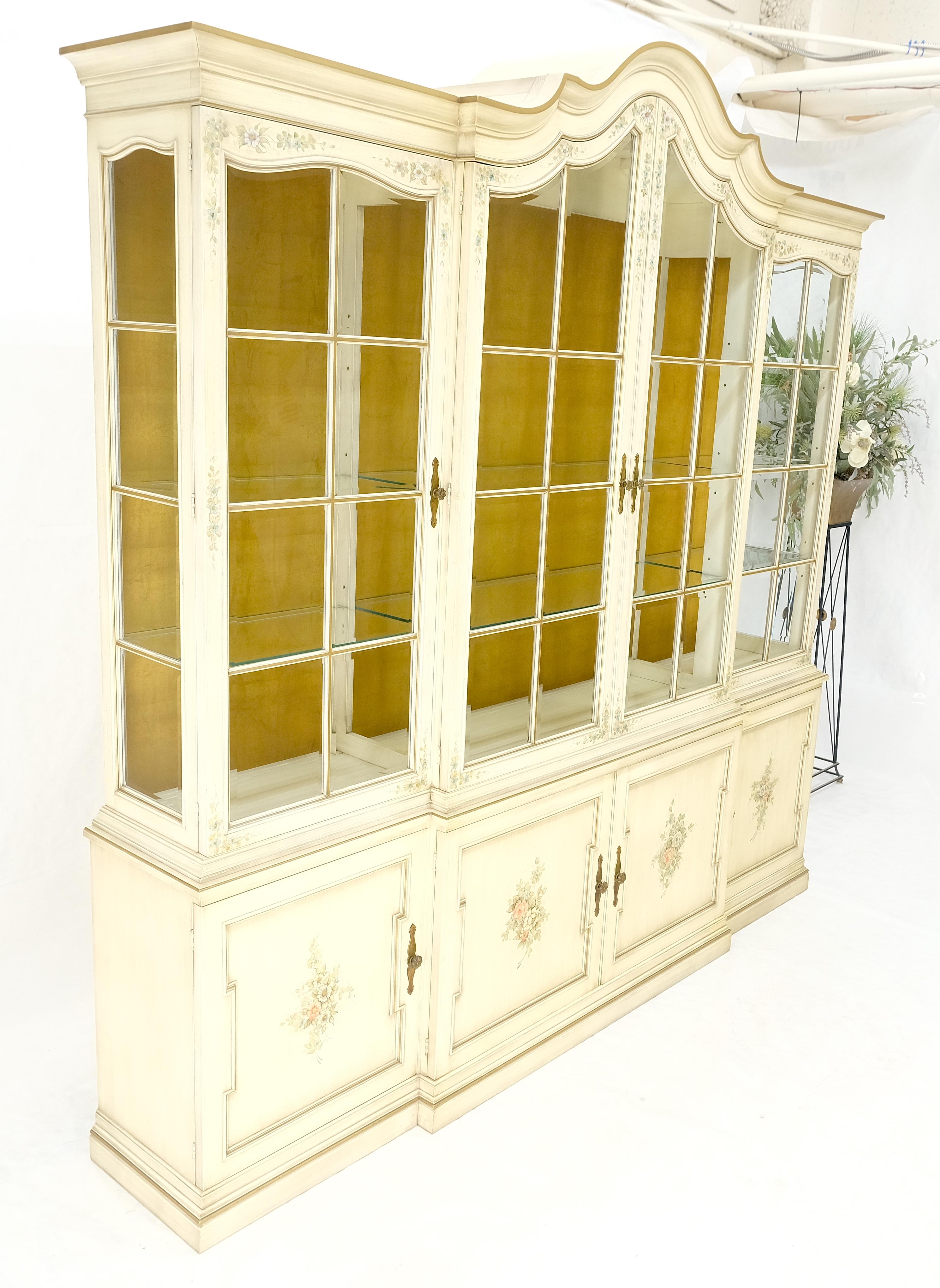 Grand meuble de rangement de 88 pouces de large en verre biseauté décoré de peintures à l'arrière en feuilles d'or en vente 4