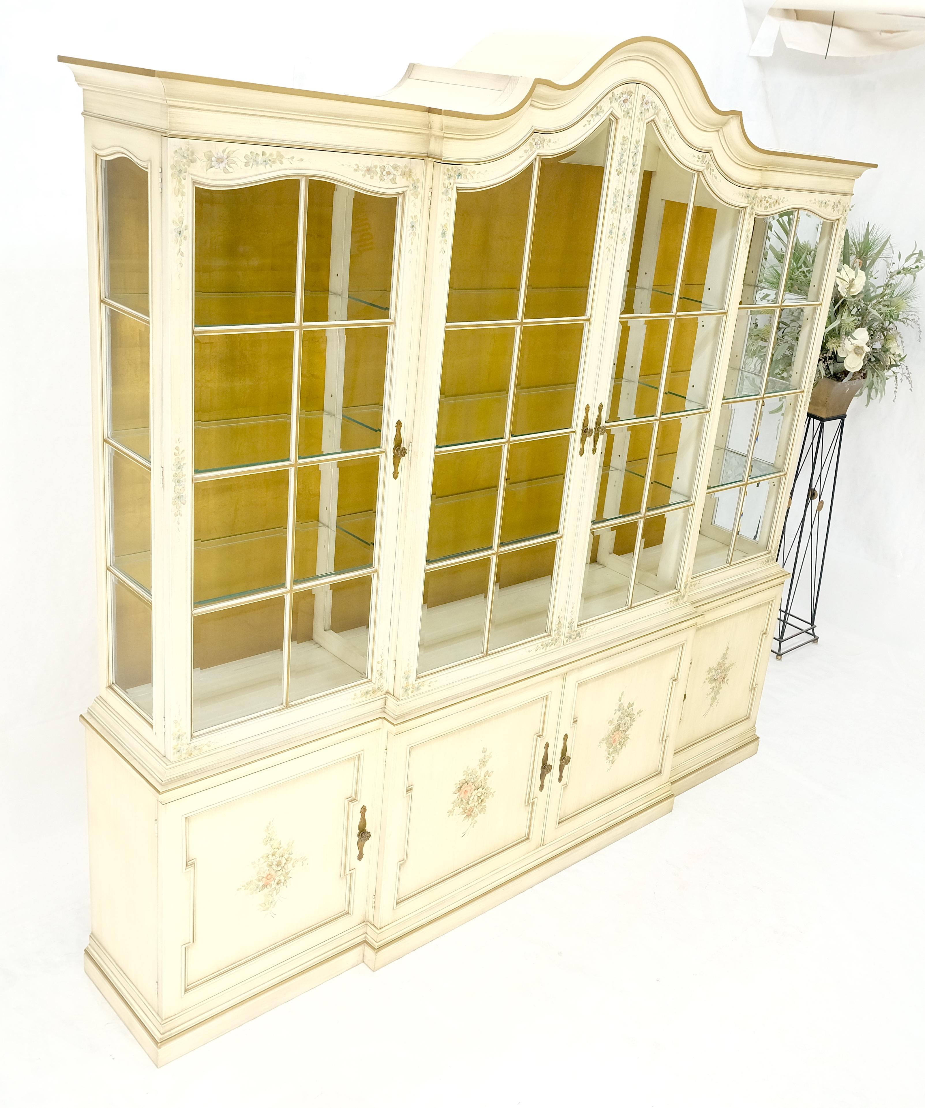 Grand meuble de rangement de 88 pouces de large en verre biseauté décoré de peintures à l'arrière en feuilles d'or en vente 5