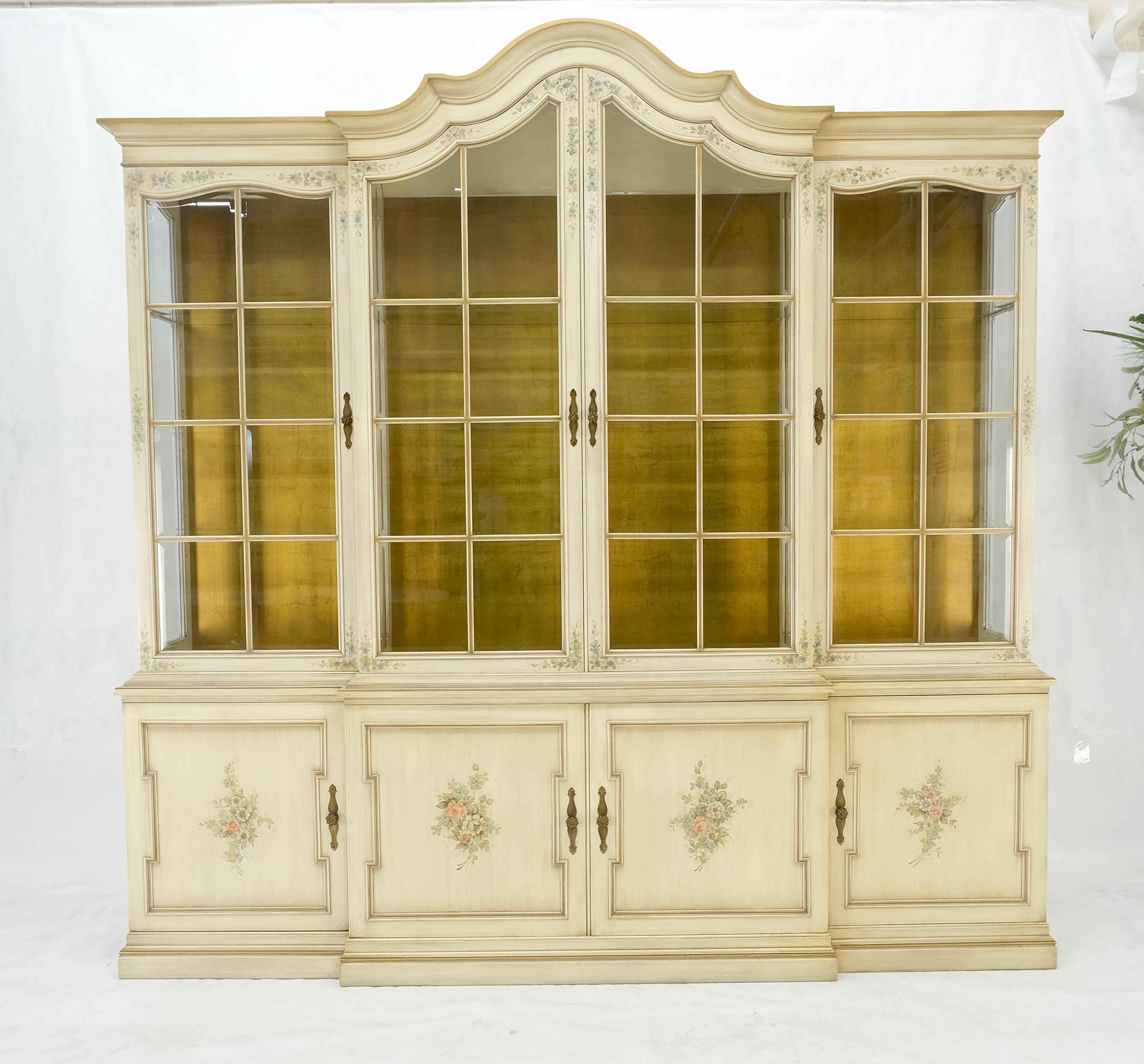 Fédéral Grand meuble de rangement de 88 pouces de large en verre biseauté décoré de peintures à l'arrière en feuilles d'or en vente