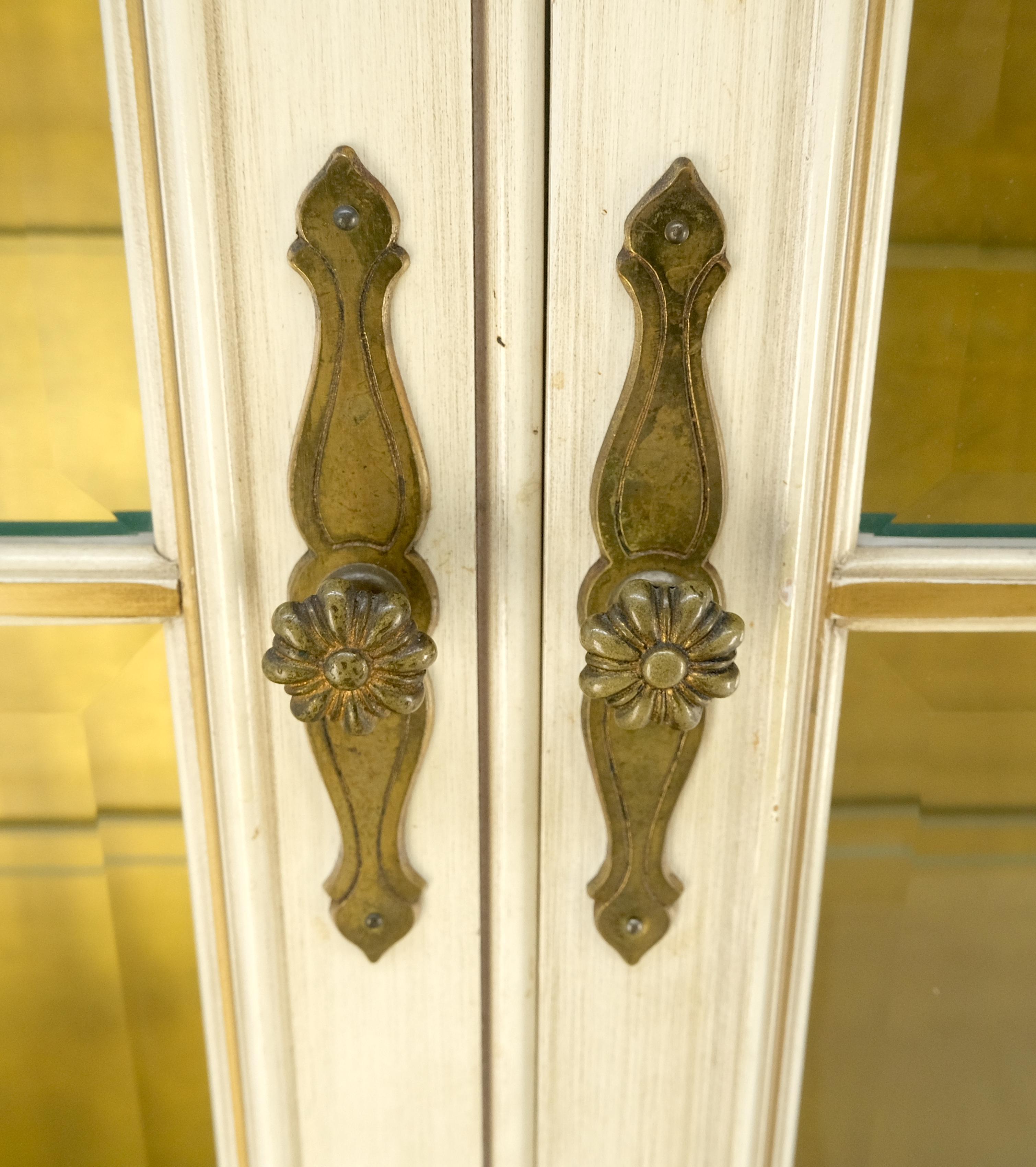 Américain Grand meuble de rangement de 88 pouces de large en verre biseauté décoré de peintures à l'arrière en feuilles d'or en vente