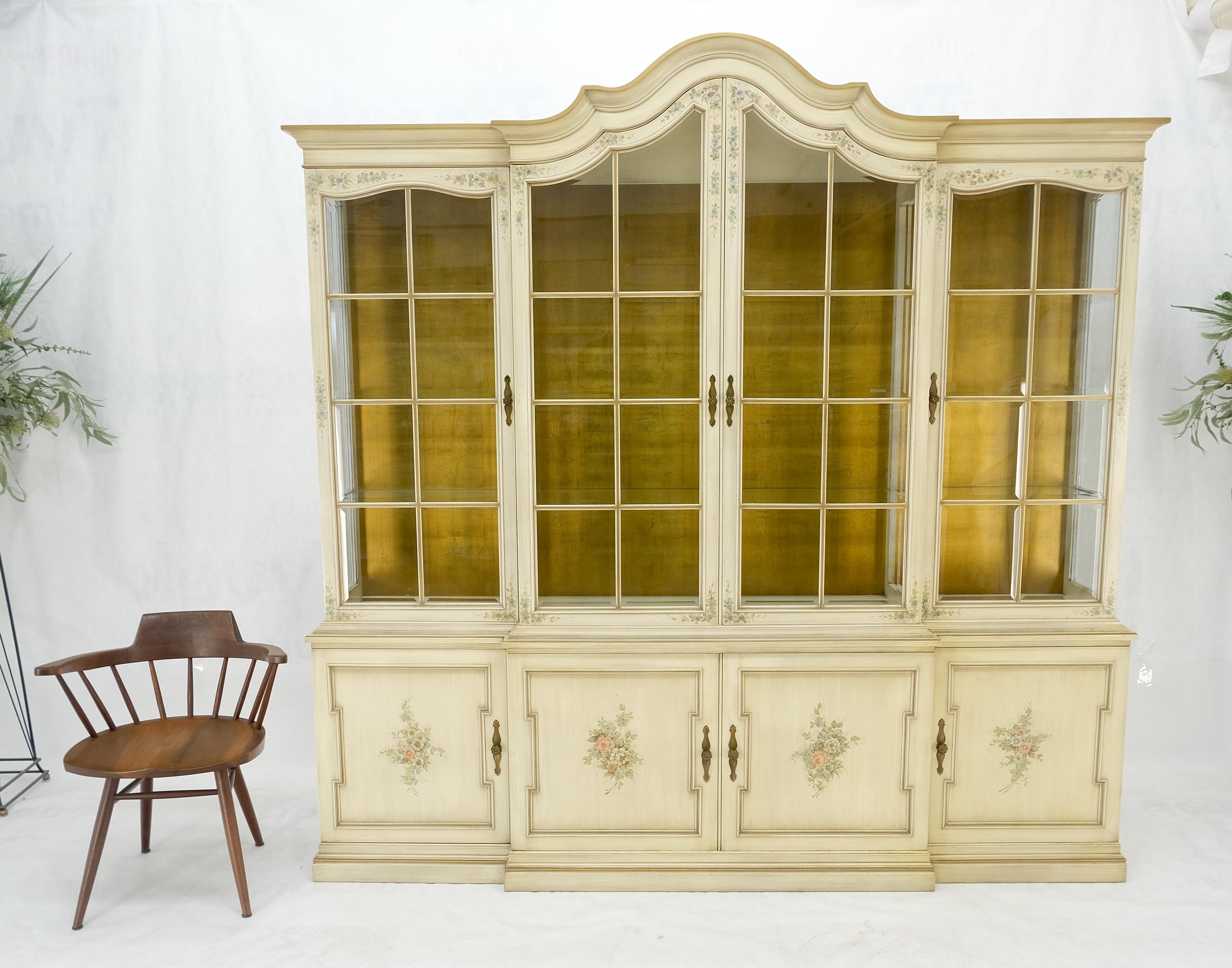 Peint Grand meuble de rangement de 88 pouces de large en verre biseauté décoré de peintures à l'arrière en feuilles d'or en vente