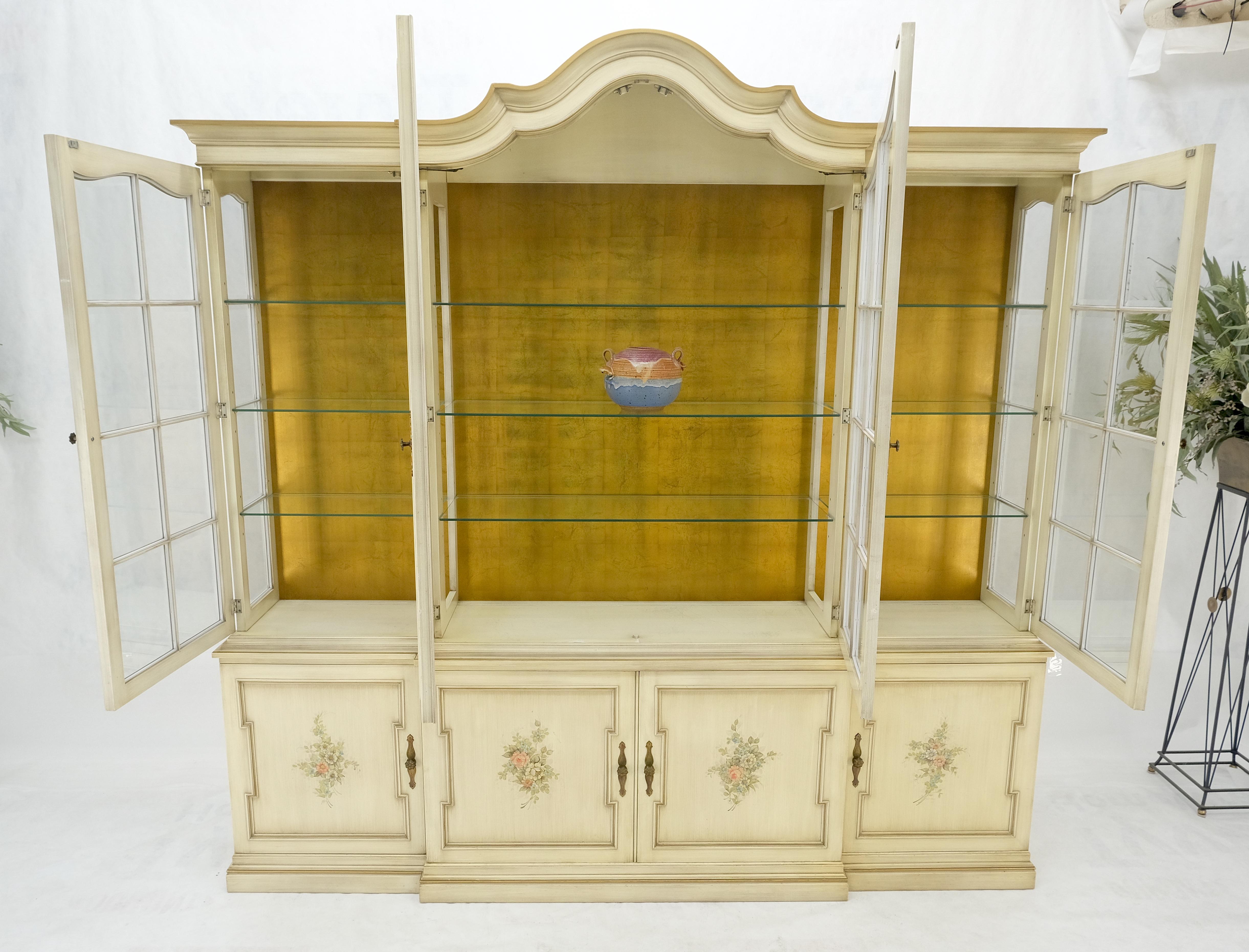 20ième siècle Grand meuble de rangement de 88 pouces de large en verre biseauté décoré de peintures à l'arrière en feuilles d'or en vente