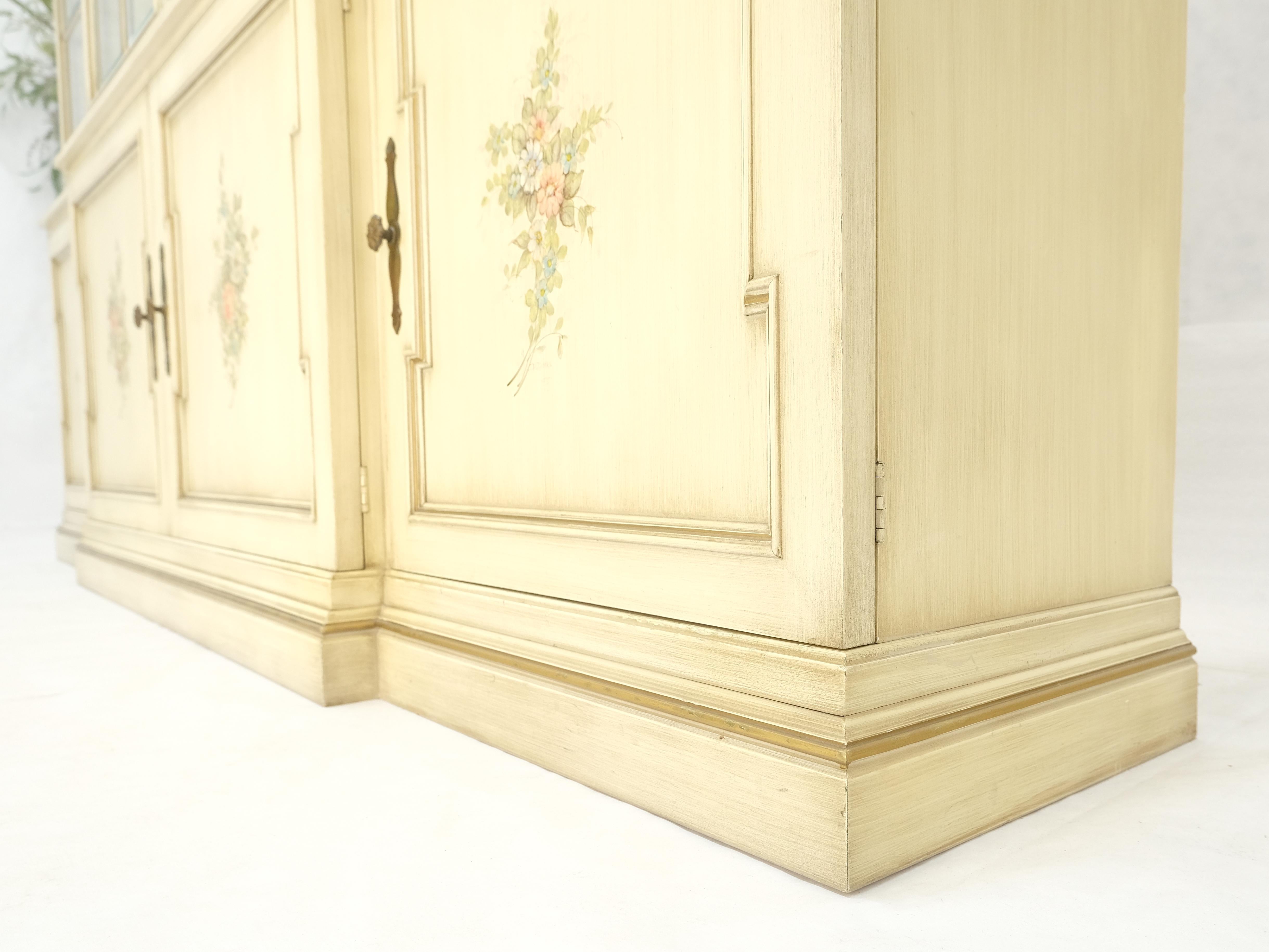 Laiton Grand meuble de rangement de 88 pouces de large en verre biseauté décoré de peintures à l'arrière en feuilles d'or en vente