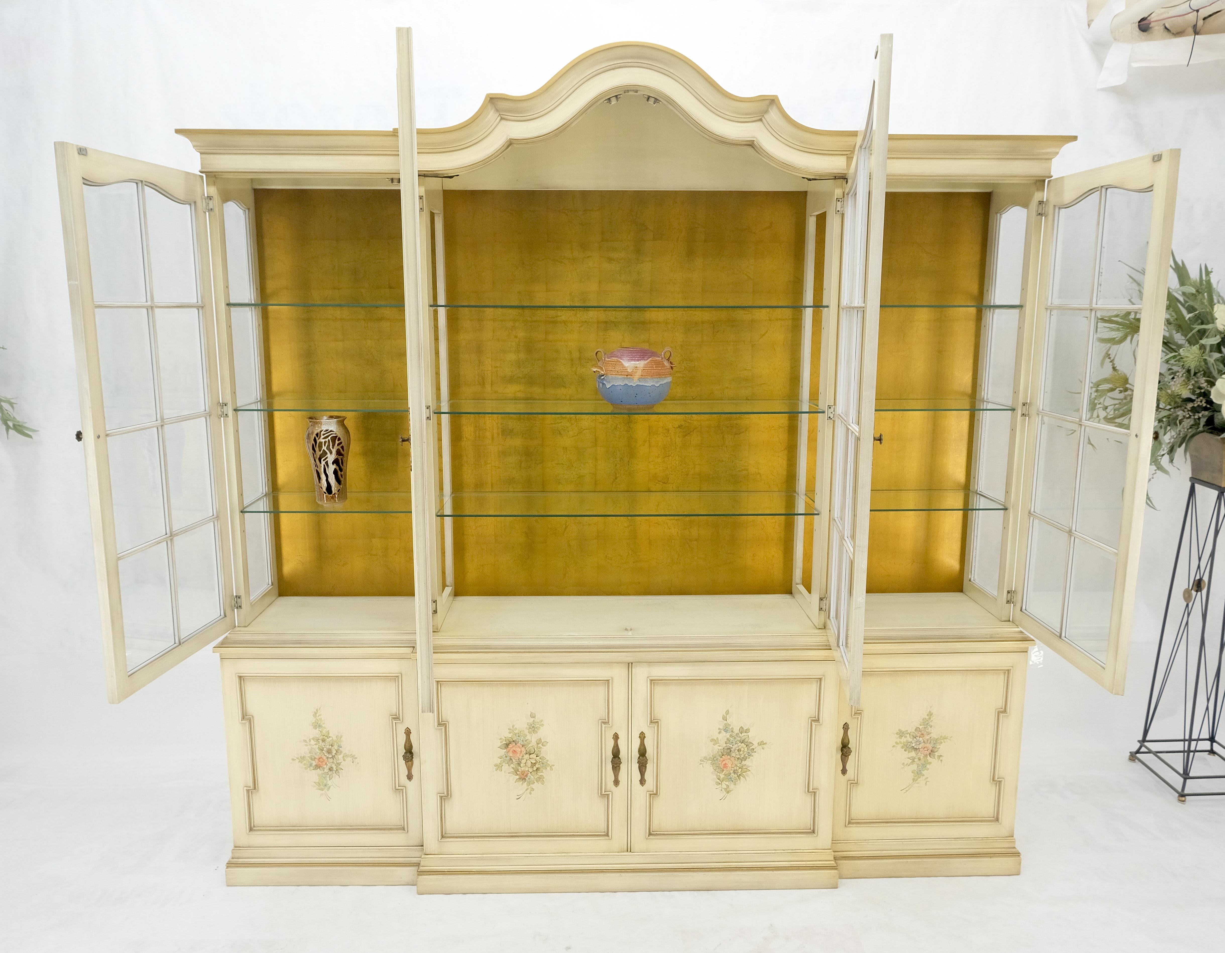 Grand meuble de rangement de 88 pouces de large en verre biseauté décoré de peintures à l'arrière en feuilles d'or en vente 1