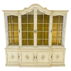 Grand meuble de rangement de 88 pouces de large en verre biseauté décoré de peintures à l'arrière en feuilles d'or