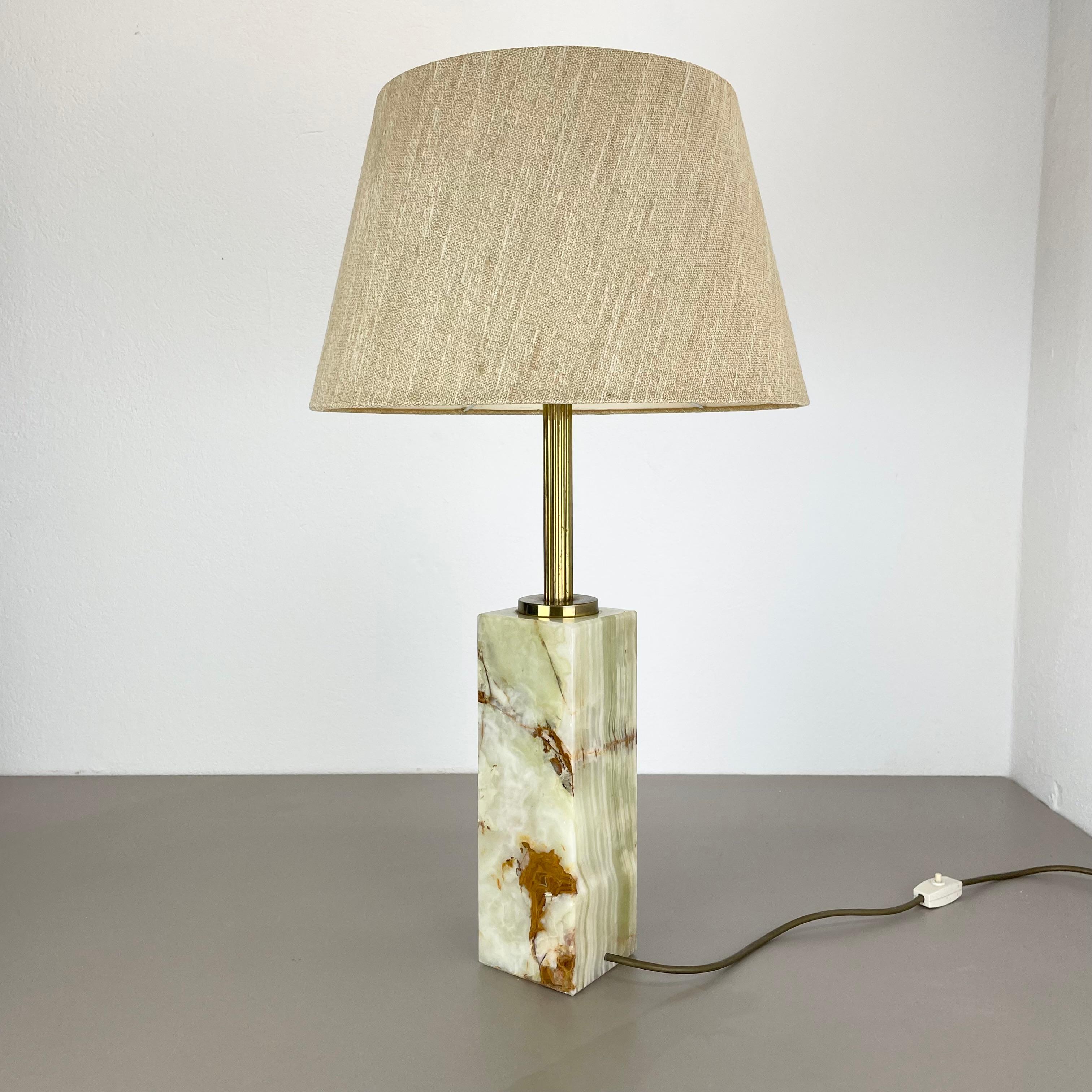 Article:

Impressive large onyx marble light base stand


Origin:

Italy


Decade:

1960s





This original vintage light base element is made of high quality onyx marble standing in a nice scubic haped form with a brass brass element with socket