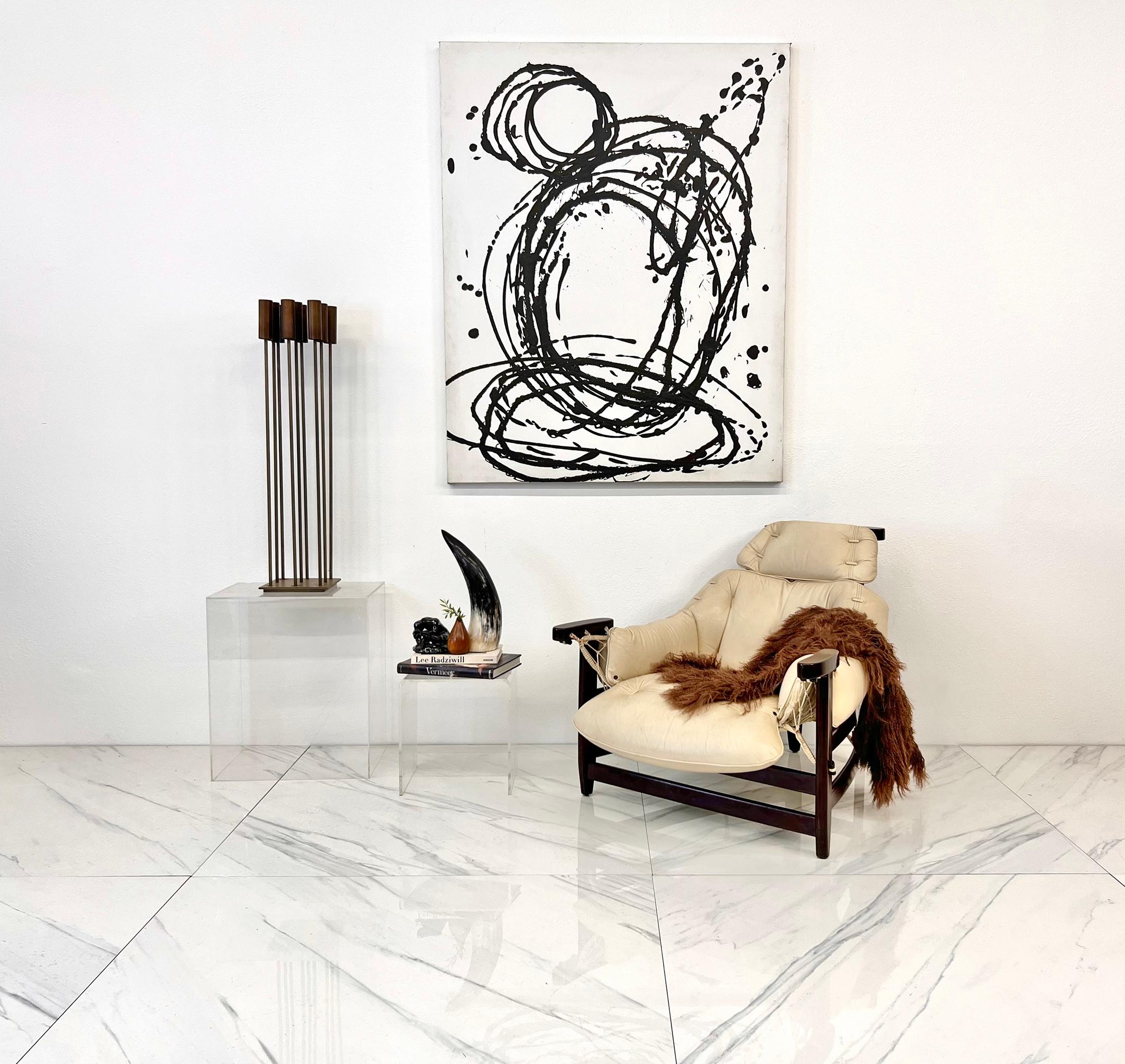 Stellen Sie sich vor: eine hohe, elegante Skulptur, die eine Hommage an den legendären Harry Bertoia ist, aber mit einer ganz eigenen Note. Während Bertoias ursprüngliche Sonambient-Skulpturen für ihre zarten Klänge und ihr ätherisches Summen