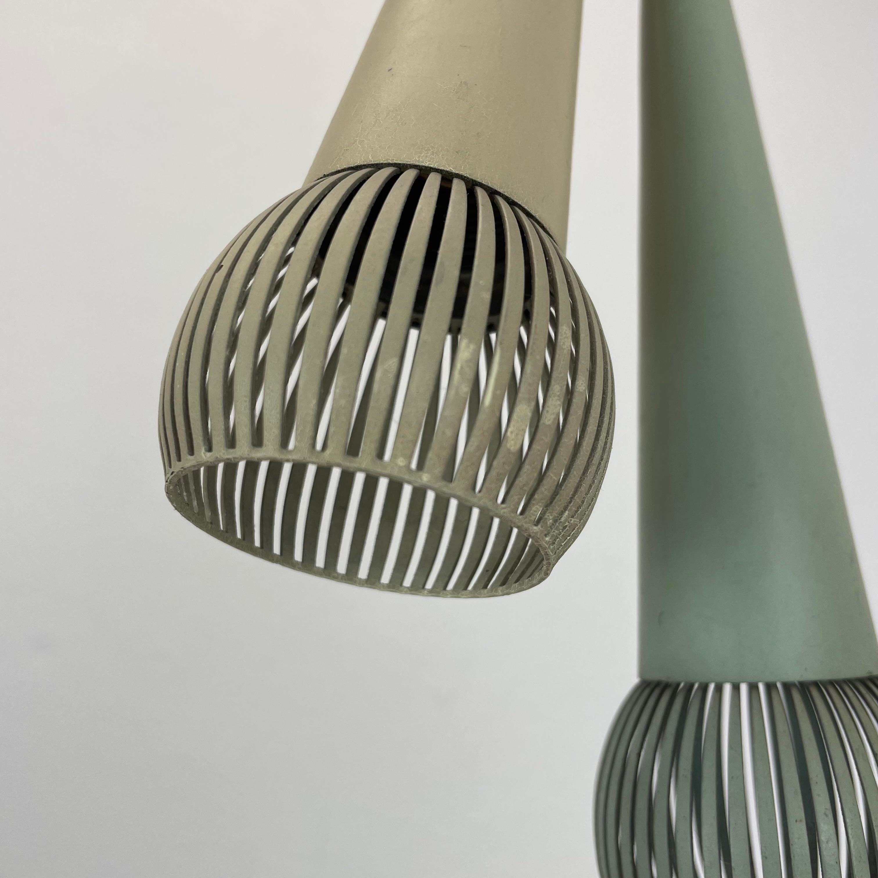 Lampada a sospensione in ottone e metallo in stile Stilnovo, Italia, 1950, grande 92 cm. in vendita 3