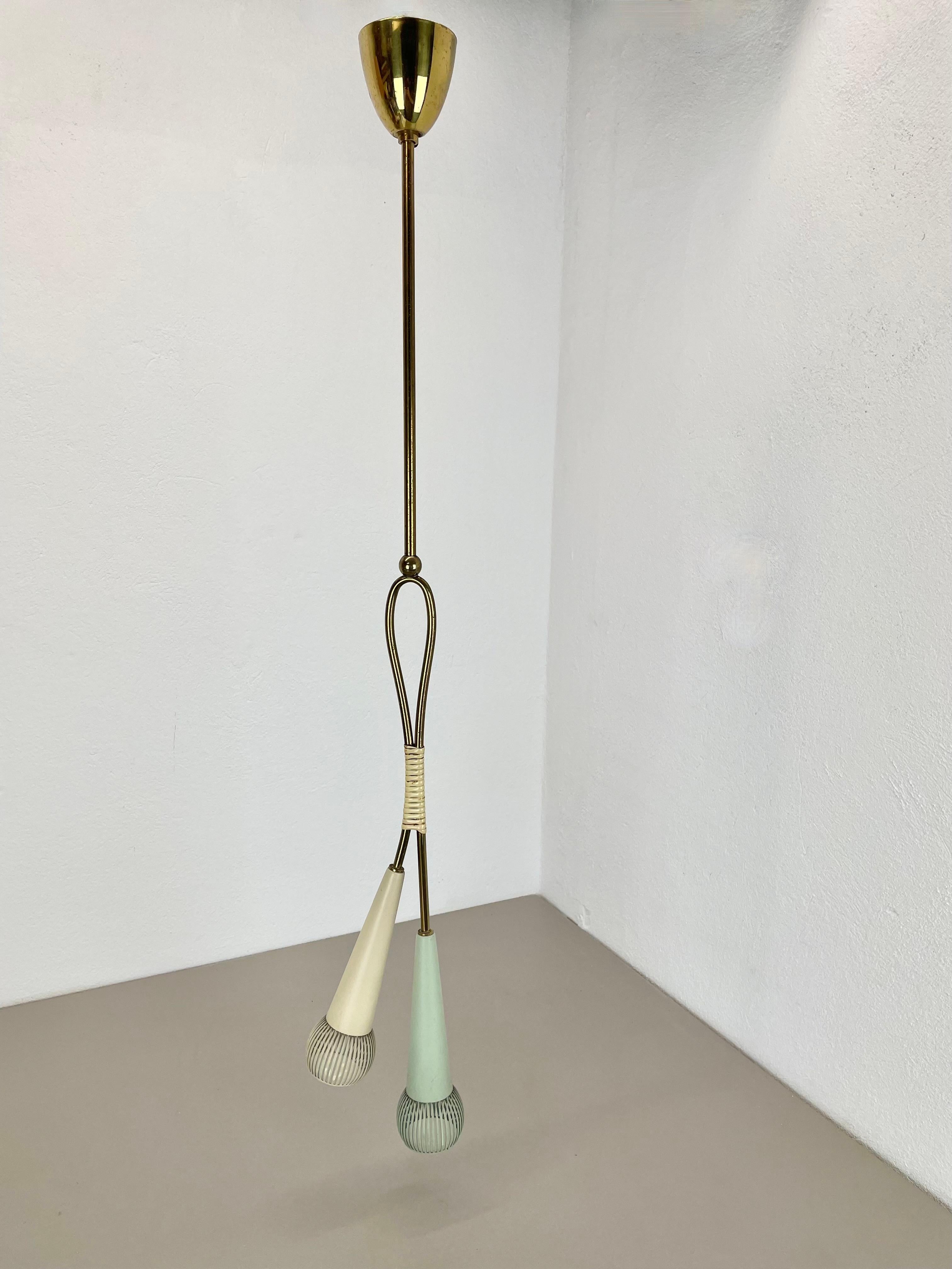 Lampada a sospensione in ottone e metallo in stile Stilnovo, Italia, 1950, grande 92 cm. in vendita 5