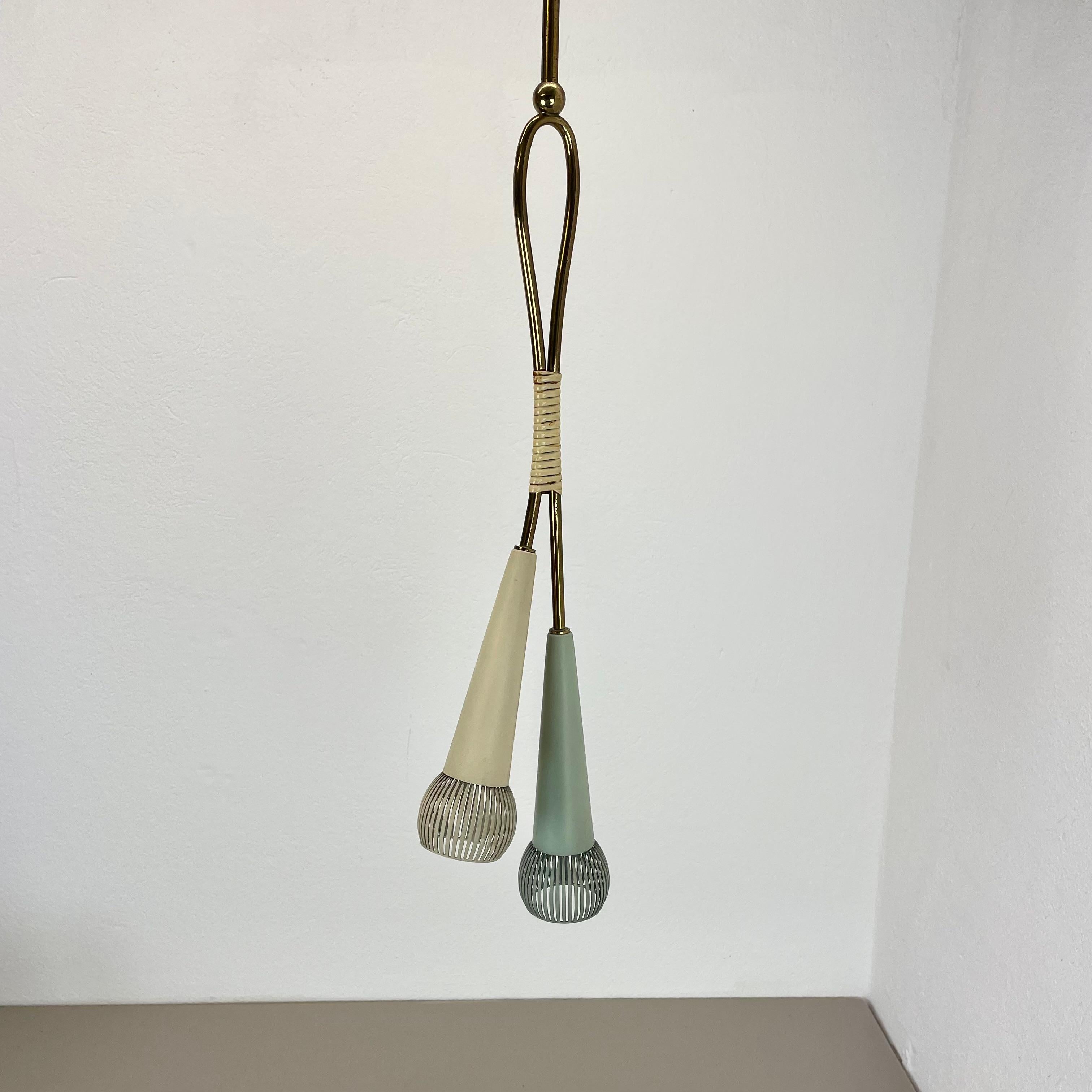 Lampada a sospensione in ottone e metallo in stile Stilnovo, Italia, 1950, grande 92 cm. in vendita 6