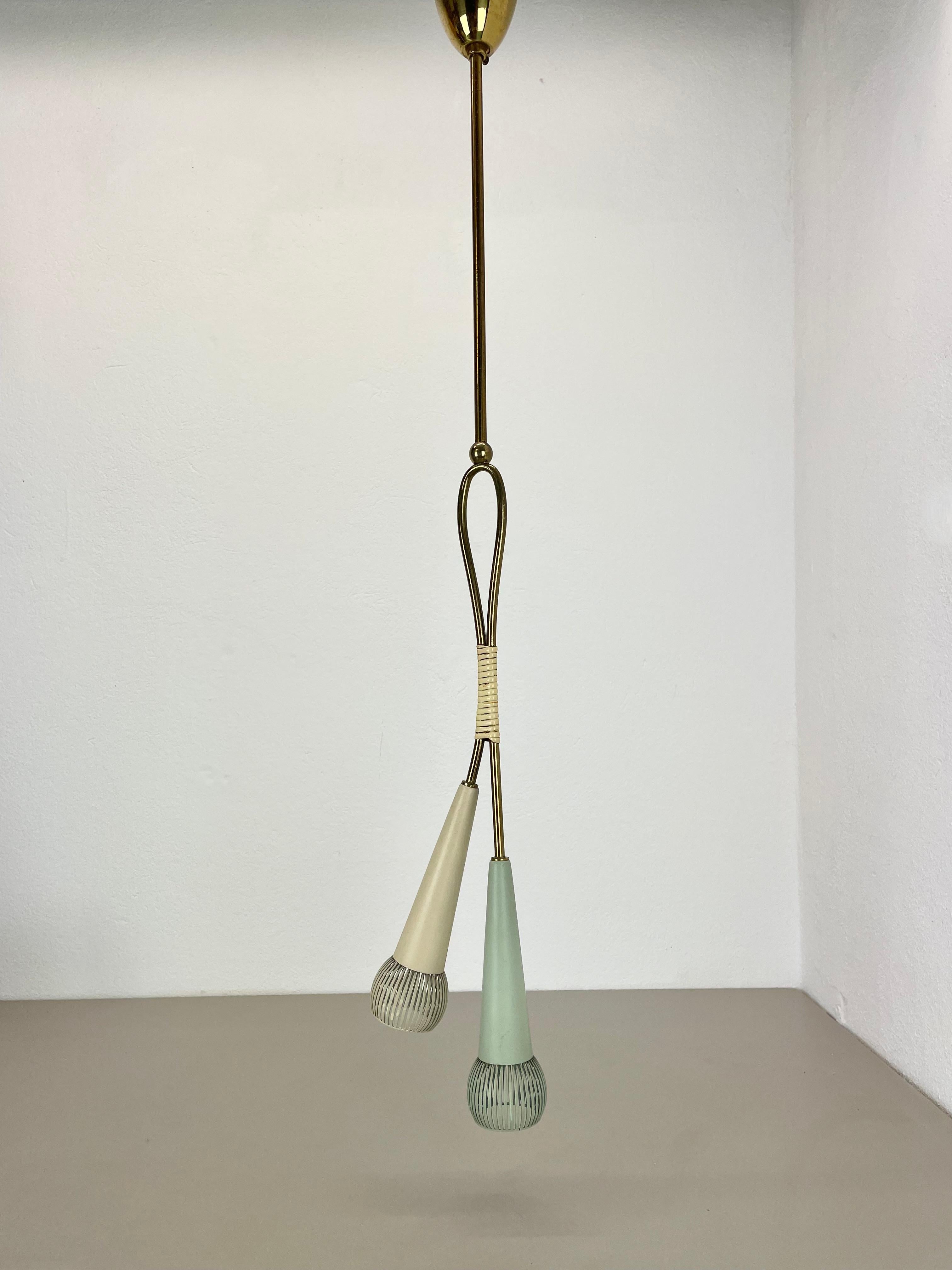 Lampada a sospensione in ottone e metallo in stile Stilnovo, Italia, 1950, grande 92 cm. in vendita 7