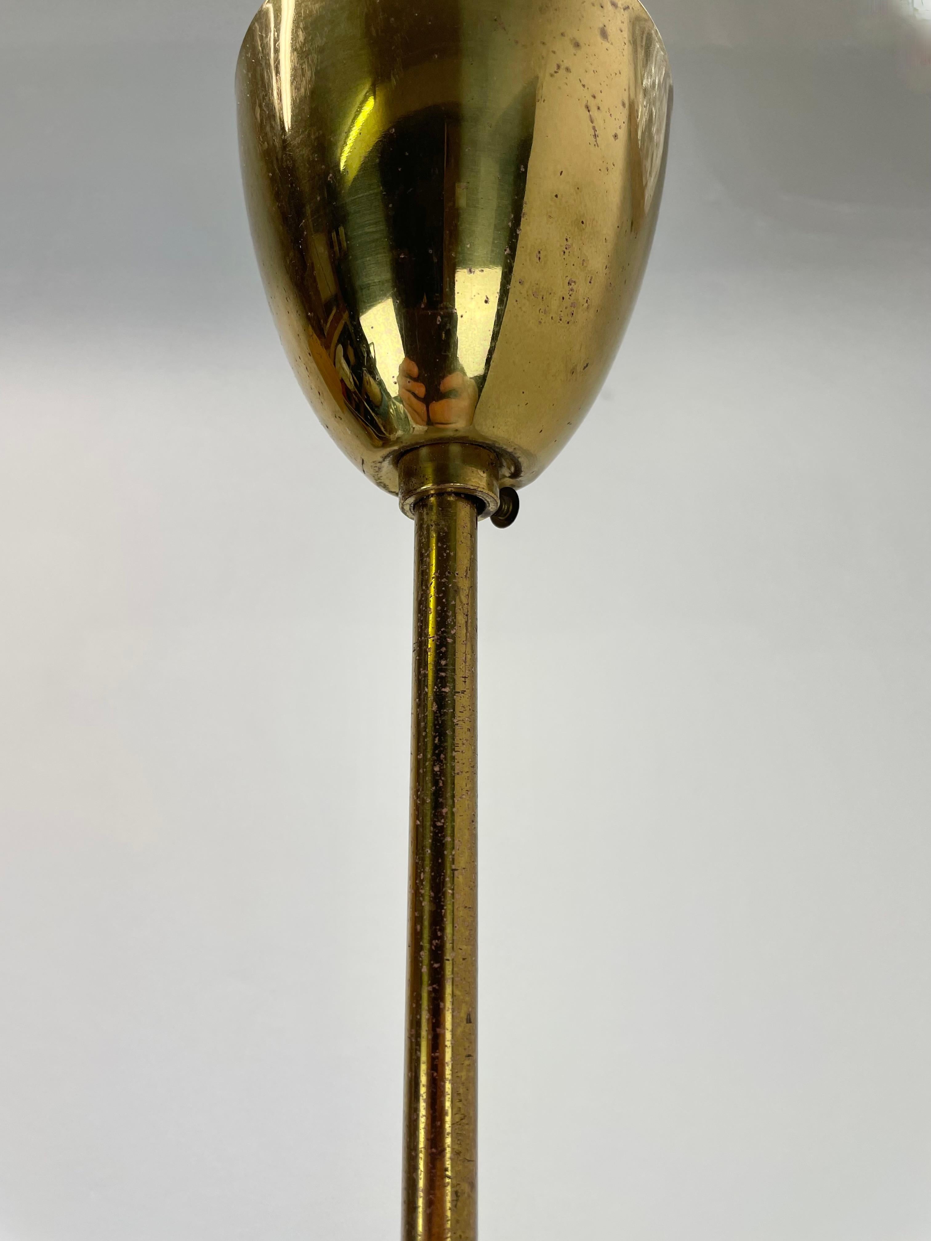 Lampada a sospensione in ottone e metallo in stile Stilnovo, Italia, 1950, grande 92 cm. in vendita 8