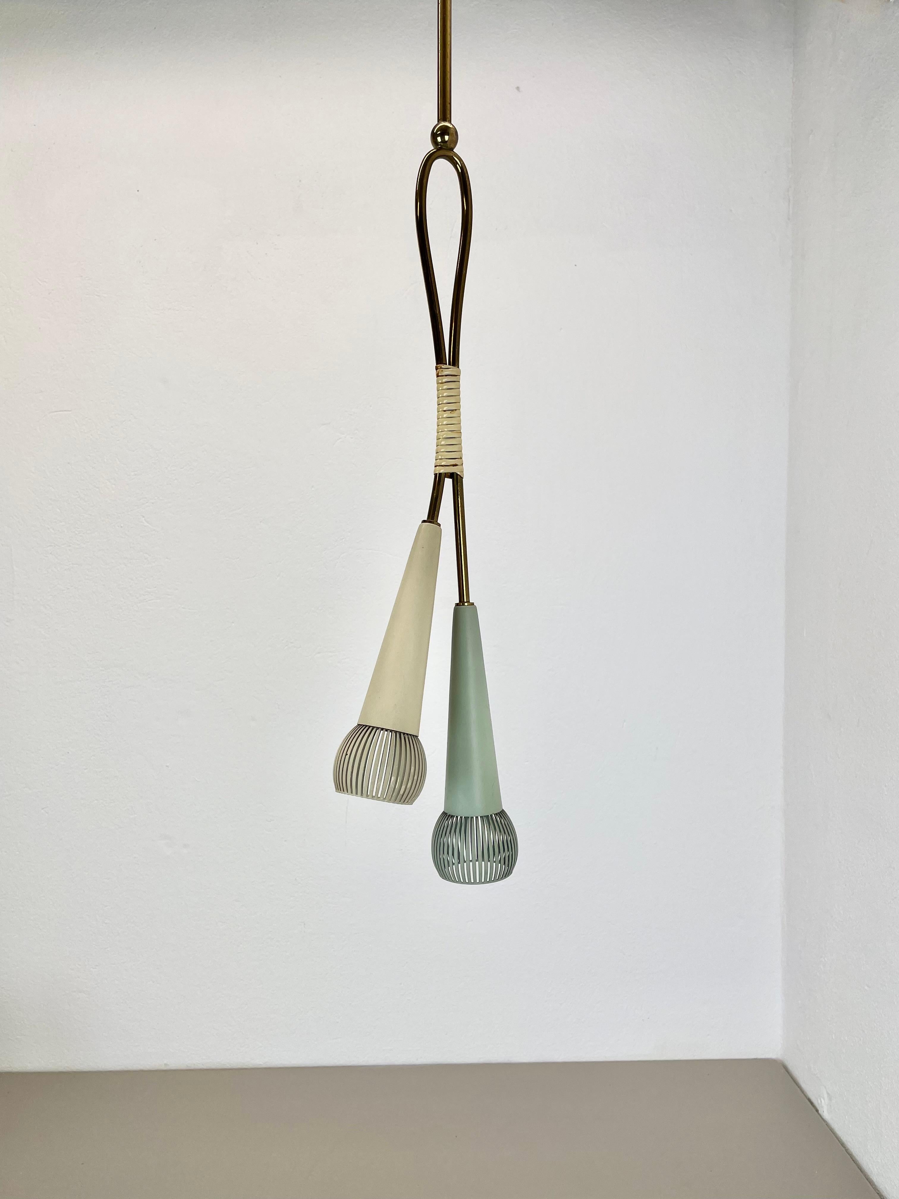 Articolo: Lampada a sospensione 


Origine: Italia


Età: anni '50


 

Questa fantastica lampada a sospensione è stata progettata e prodotta negli anni '50 in Italia. I paralumi sono in metallo con una bella copertura per le lampadine, abbinata a