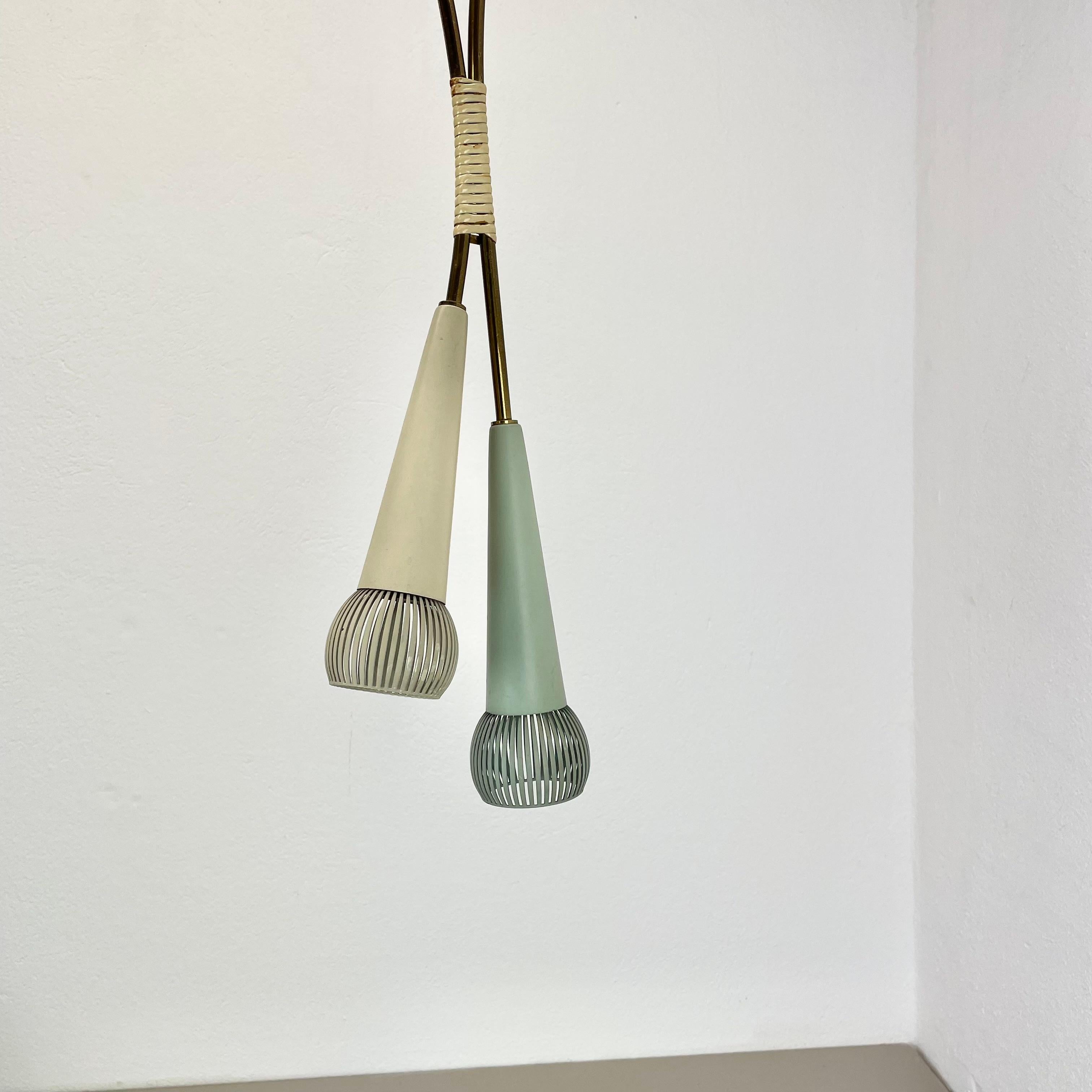 Mid-Century moderno Lampada a sospensione in ottone e metallo in stile Stilnovo, Italia, 1950, grande 92 cm. in vendita
