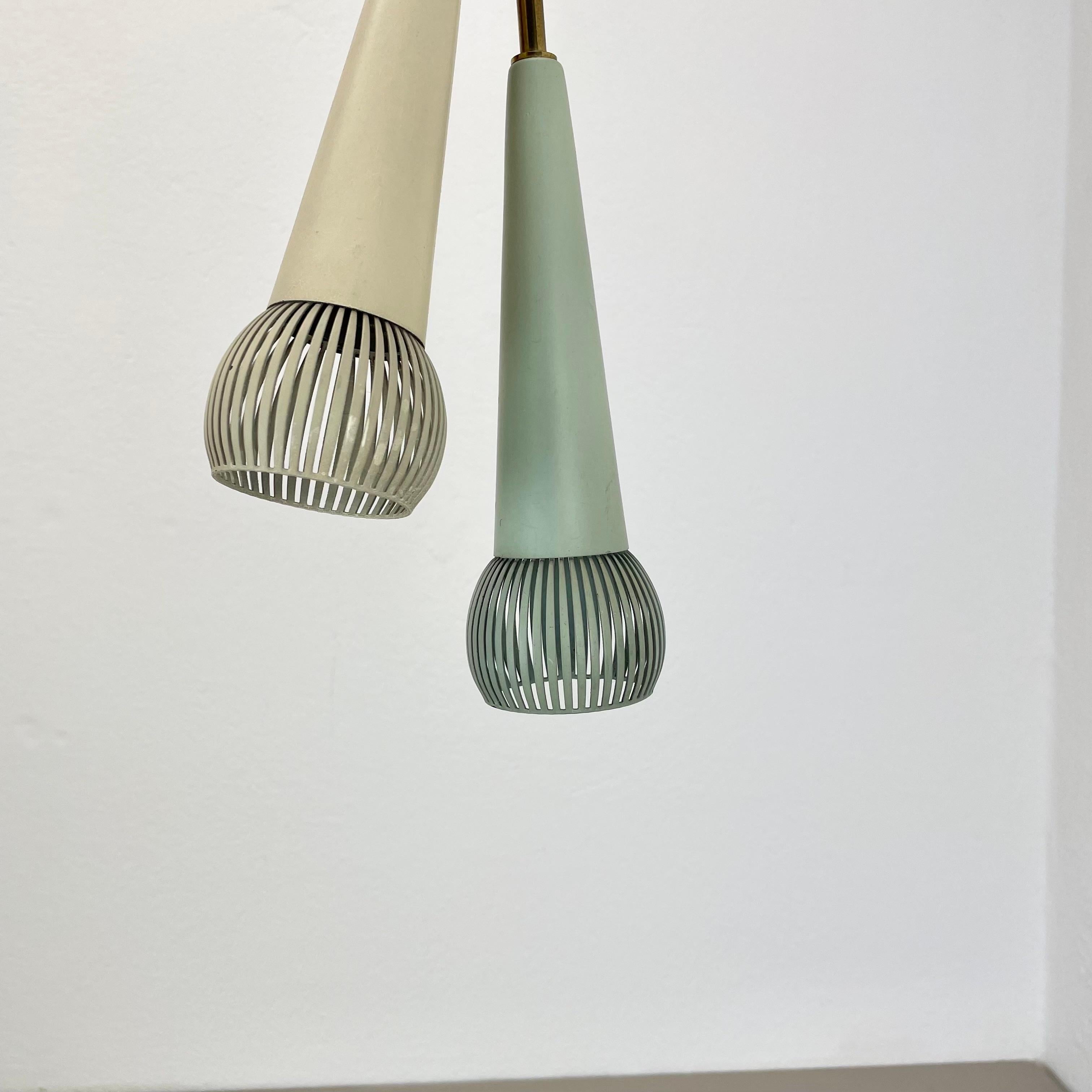 Italiano Lampada a sospensione in ottone e metallo in stile Stilnovo, Italia, 1950, grande 92 cm. in vendita