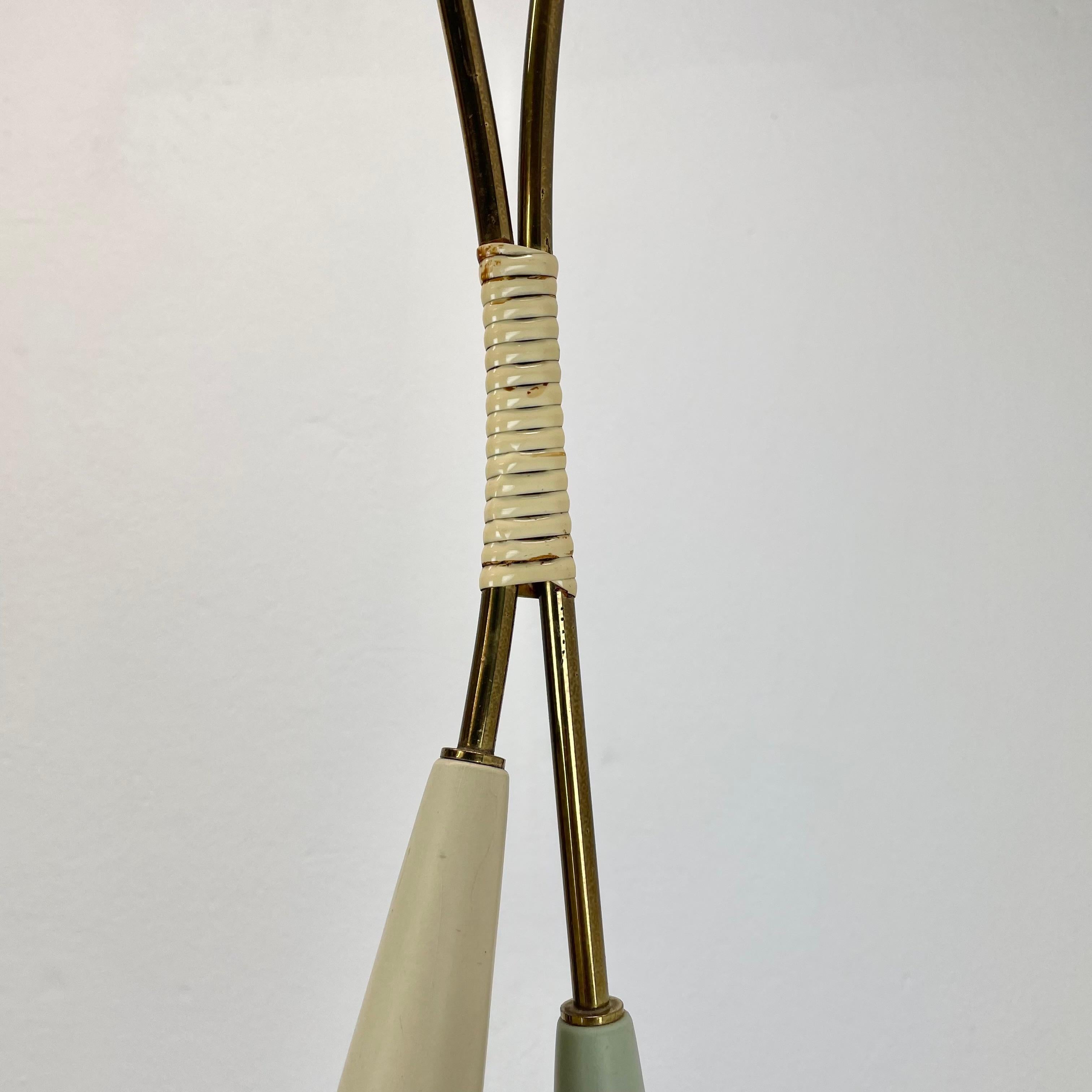 Lampada a sospensione in ottone e metallo in stile Stilnovo, Italia, 1950, grande 92 cm. In condizioni buone in vendita a Kirchlengern, DE