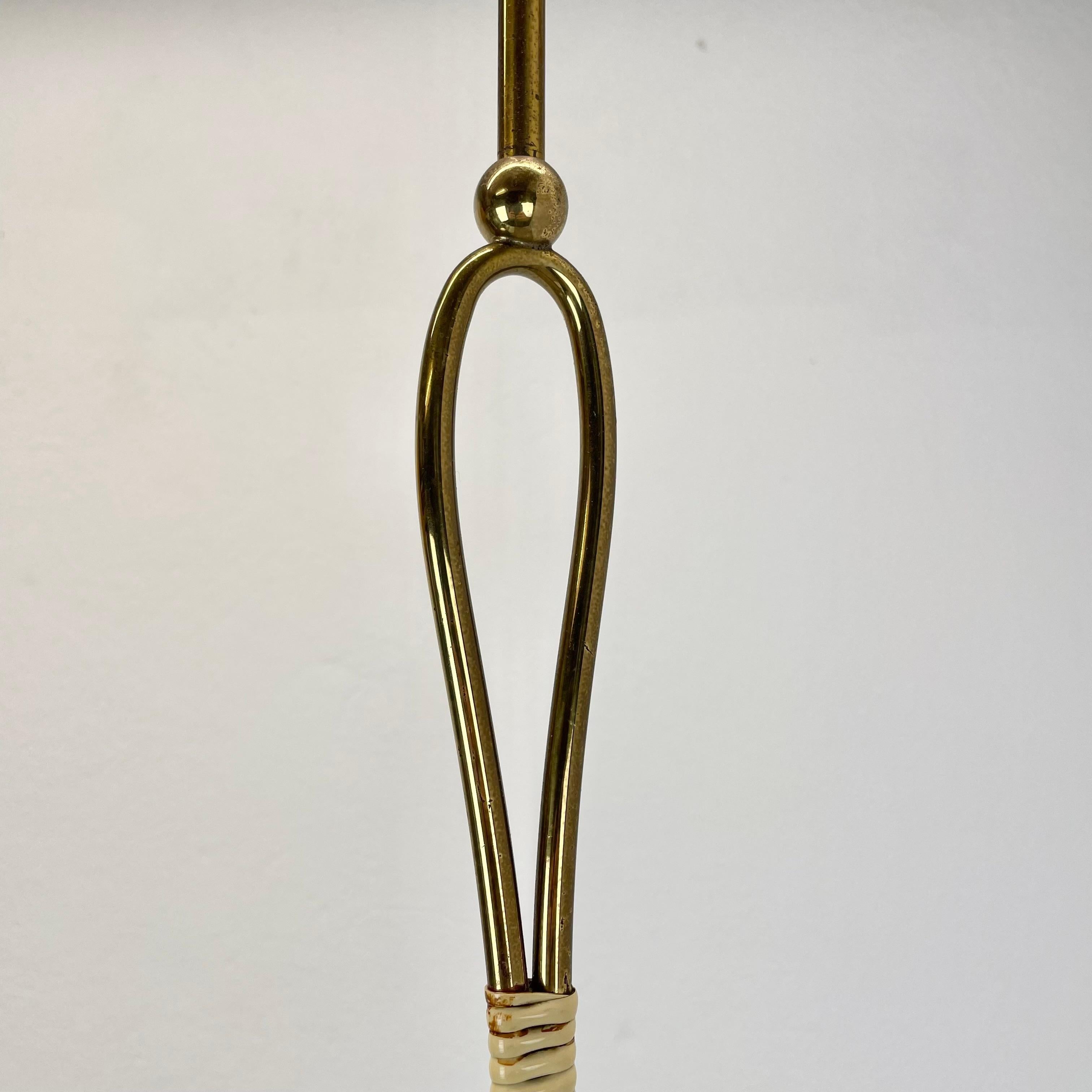 XX secolo Lampada a sospensione in ottone e metallo in stile Stilnovo, Italia, 1950, grande 92 cm. in vendita