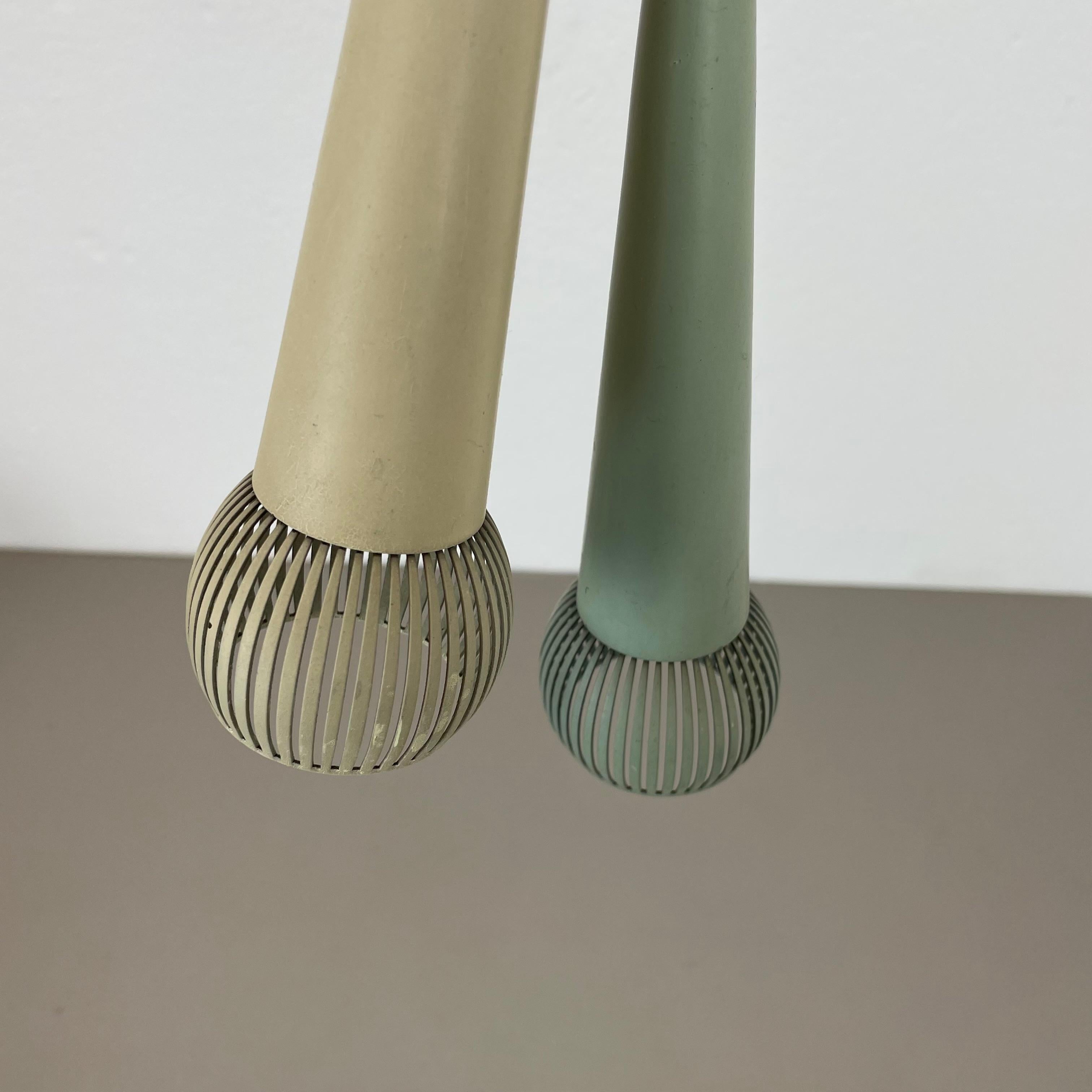 Lampada a sospensione in ottone e metallo in stile Stilnovo, Italia, 1950, grande 92 cm. in vendita 1