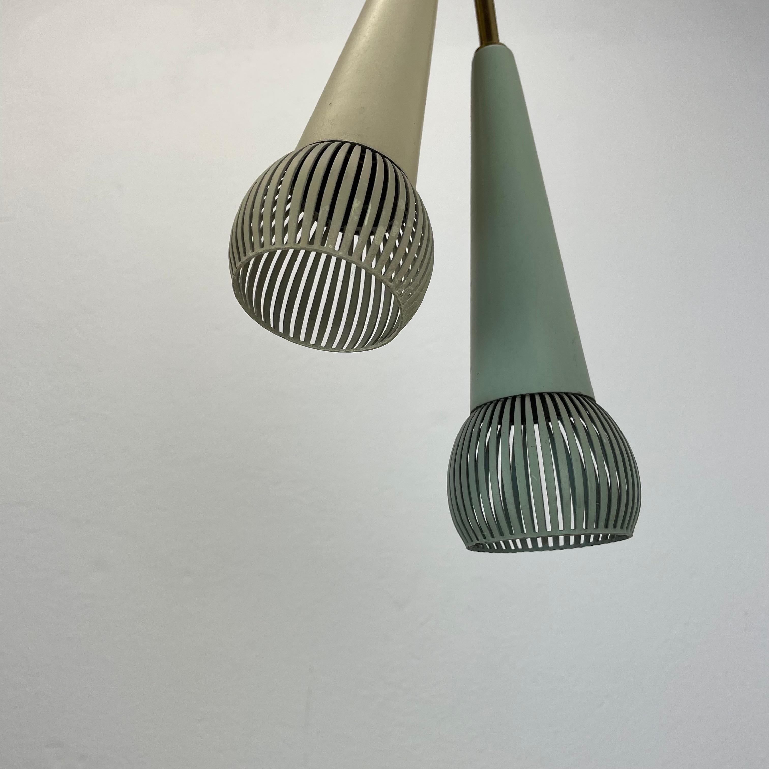 Lampada a sospensione in ottone e metallo in stile Stilnovo, Italia, 1950, grande 92 cm. in vendita 2