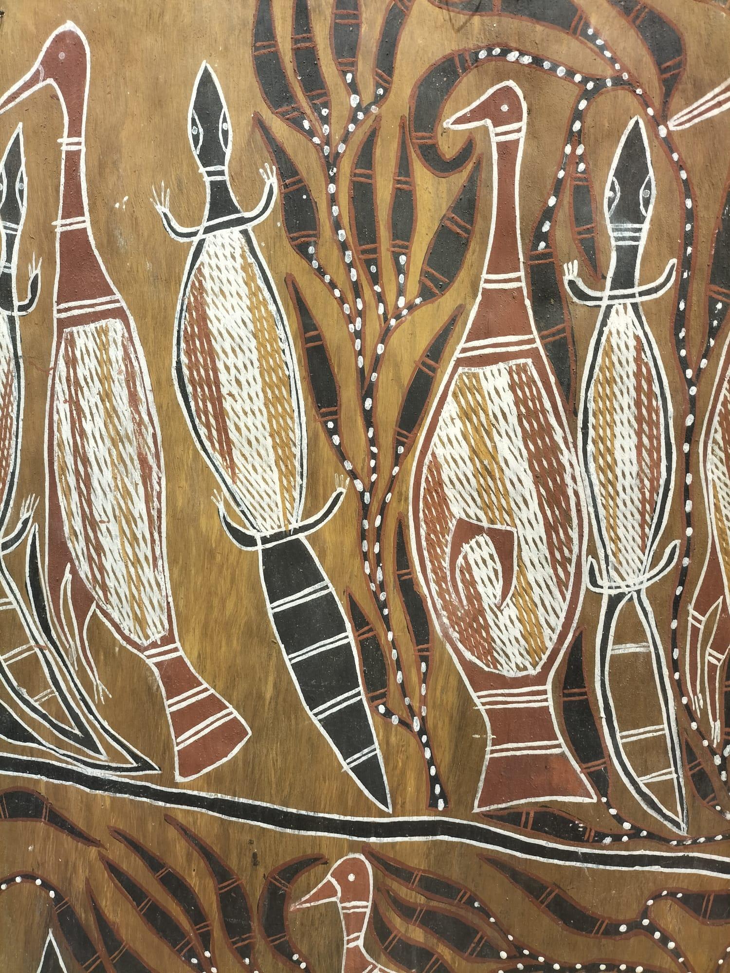 Gran Pintura Aborigen de Corteza con Motivos de Pájaros, Tortugas y Goanas Tribal