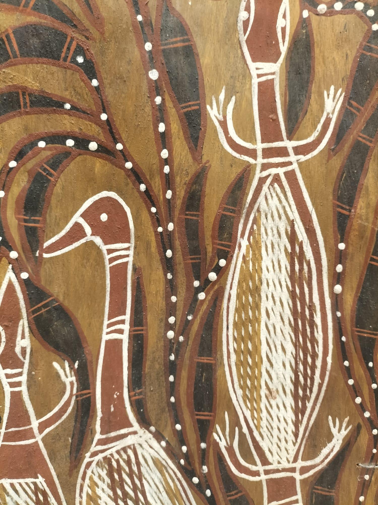 Gran Pintura Aborigen de Corteza con Motivos de Pájaros, Tortugas y Goanas Pintado a mano