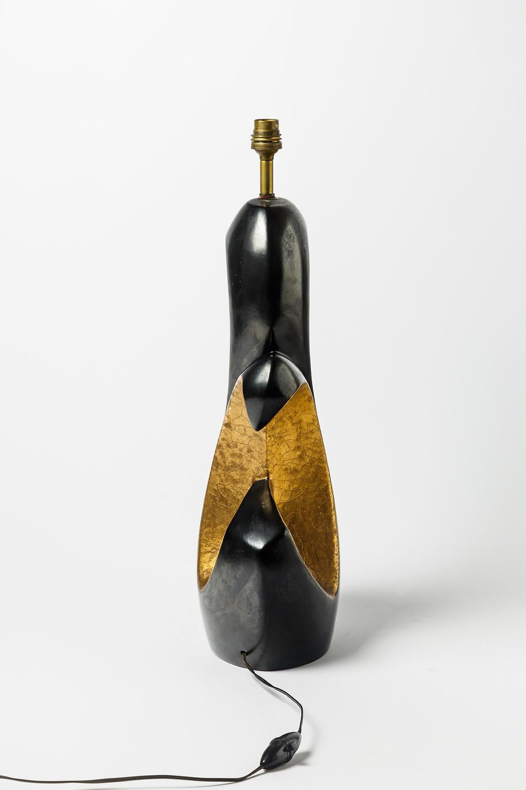 Français Grande lampe de bureau abstraite en céramique noire et or du 20ème siècle, vers 1950 en vente