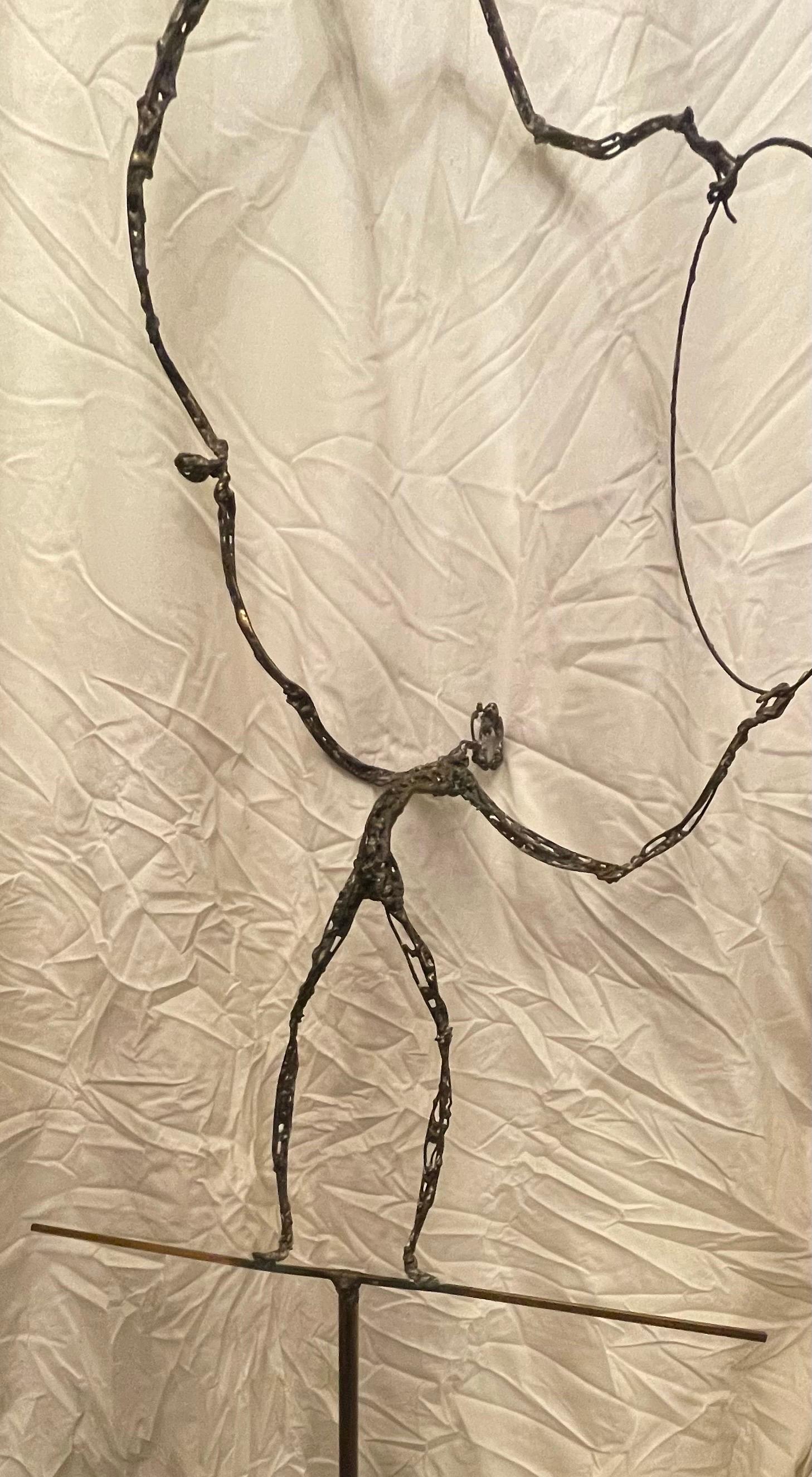 Fatto a mano Grande astratto in bronzo con artisti del circo, base in legno di palissandro Victor Zaikine Giacometti in vendita
