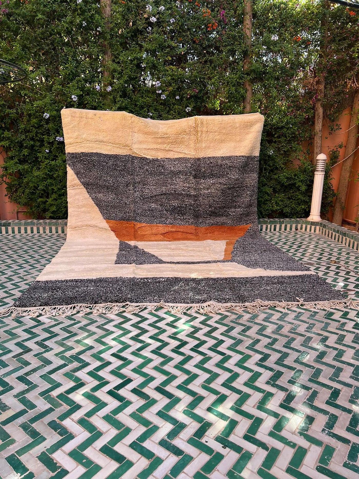 Questo grande e moderno tappeto marocchino tessuto a mano è stato realizzato da abili artigiani nelle montagne dell'Atlante. Presenta una base neutra in lana color crema di alta qualità con un disegno grafico astratto multicolore, unico nello stile