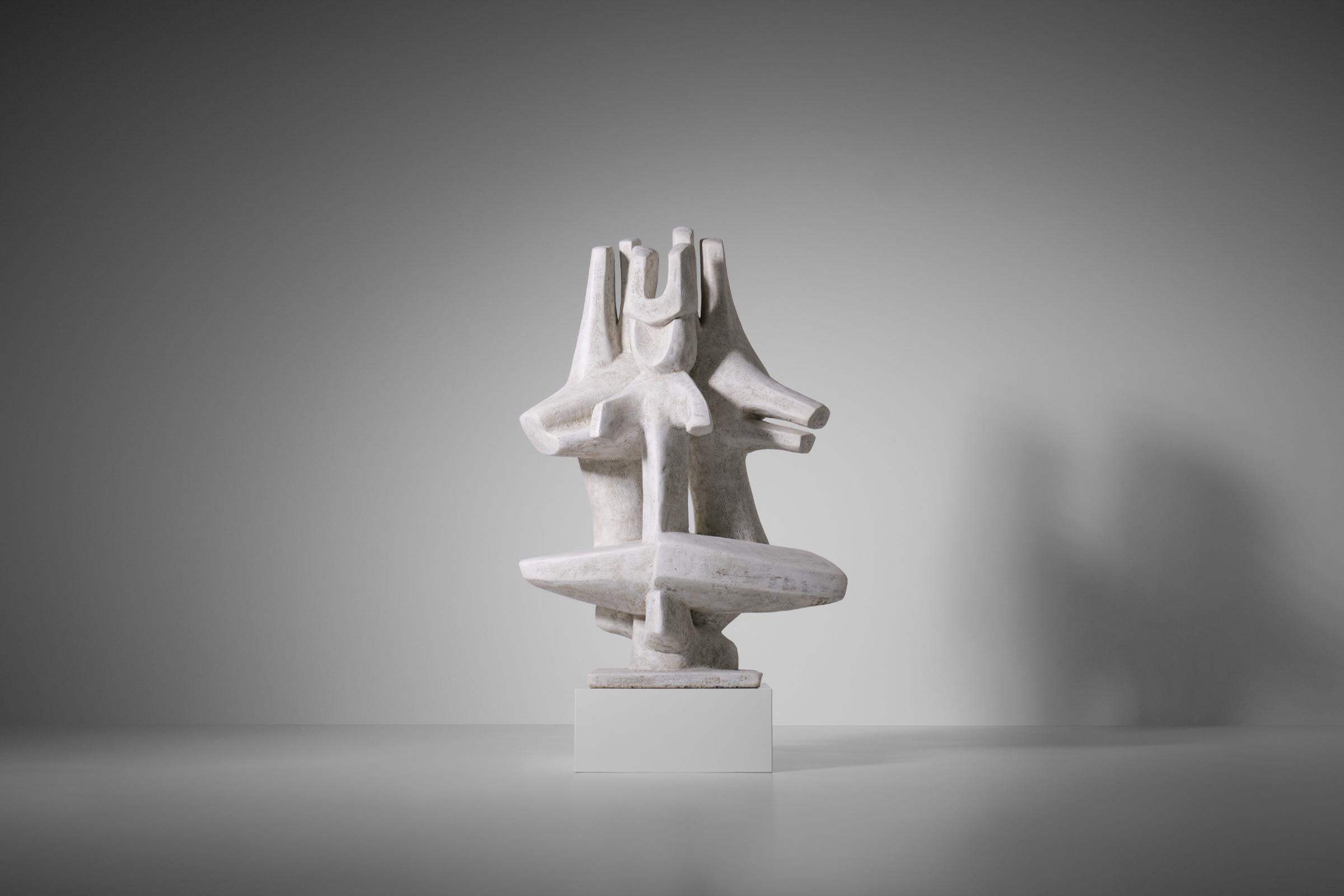 Unique Grande sculpture abstraite de Roger Desserprit (1923-1985), France 1981. La sculpture est faite de béton avec un cadre métallique à l'intérieur, la surface est recouverte d'un plâtre de ciment qui est fini avec une peinture structurée. Il
