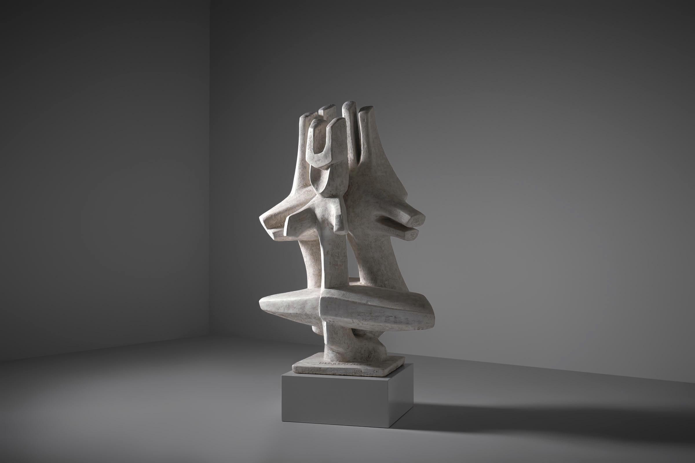 Unica grande scultura astratta di Roger Desserprit (1923-1985), Francia 1981. Un'imponente scultura caratterizzata da forme audaci, biomorfe e fluide, che si traduce in un'opera potente e solida. Desserprit è stato una figura importante nella scena