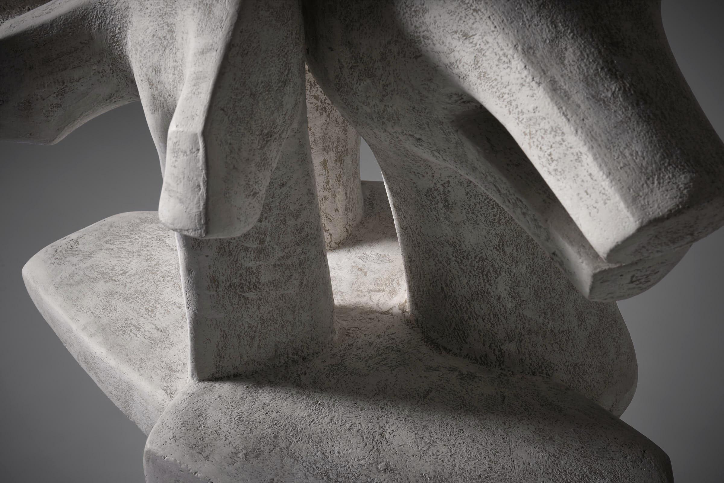Mid-Century moderno Grande scultura astratta in calcestruzzo di Roger Desserprit in vendita
