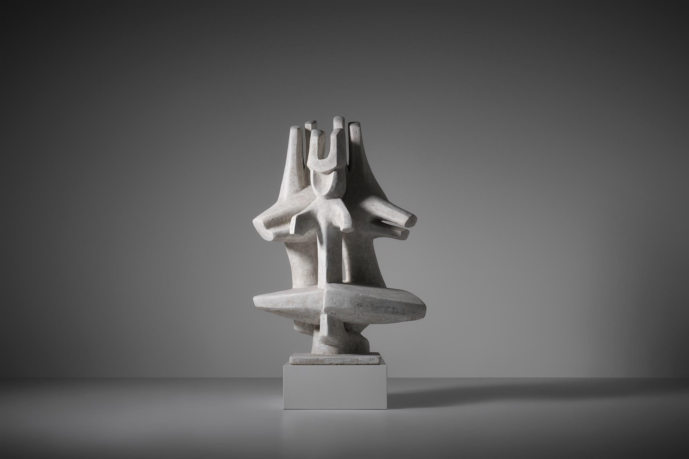 Francese Grande scultura astratta in calcestruzzo di Roger Desserprit in vendita